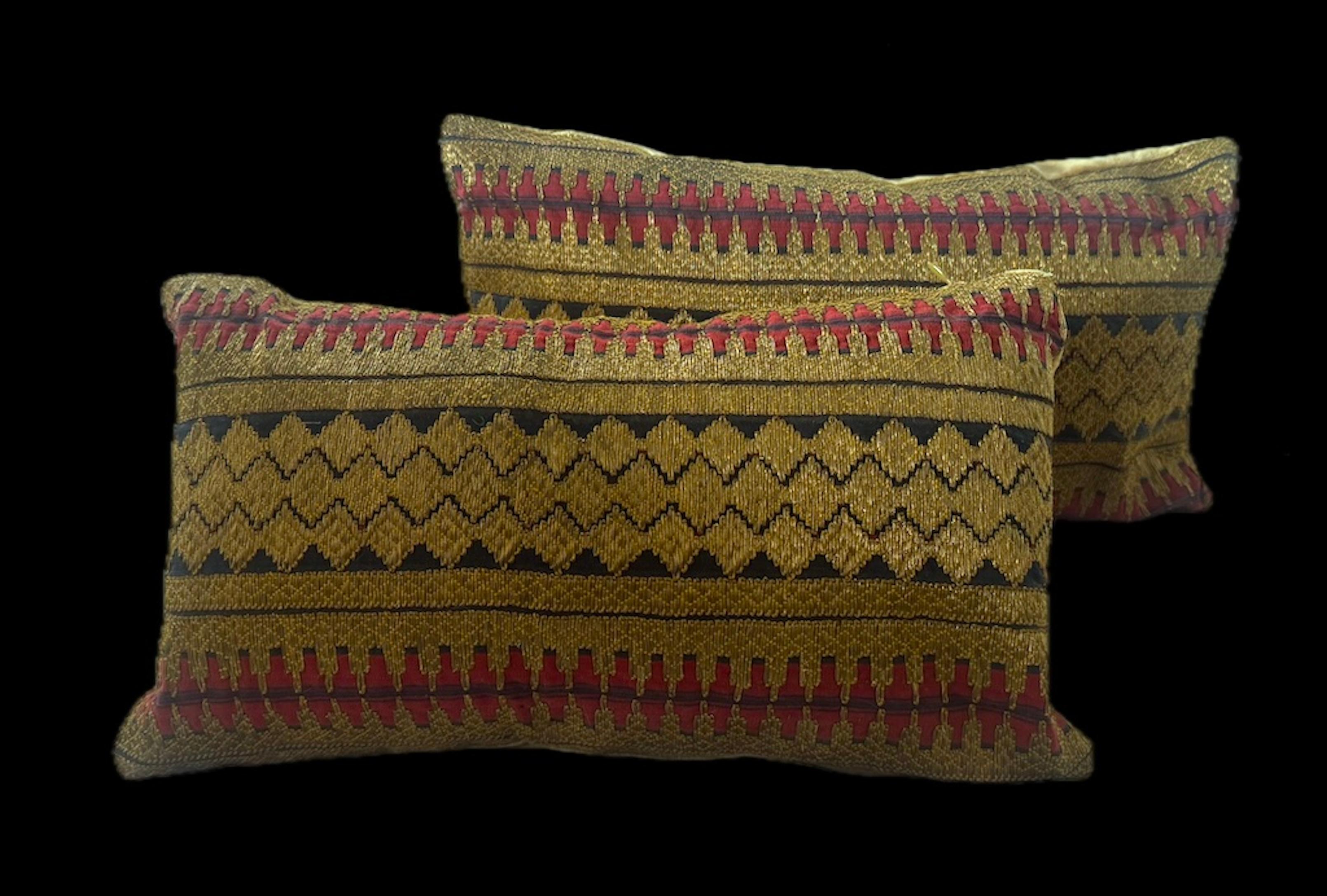 Américain Coussin fabriqué à partir d'un textile indonésien métallique ancien en vente