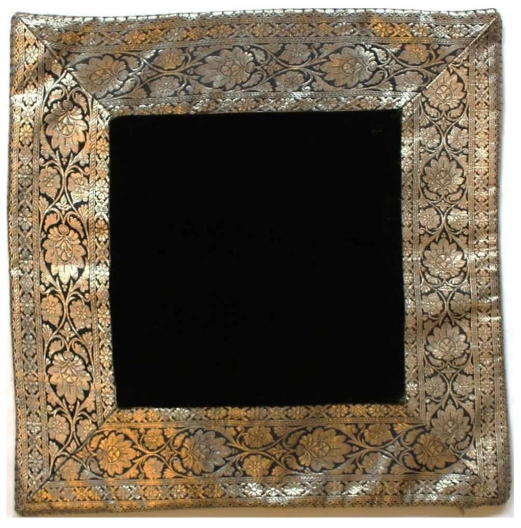 Kissen aus antikem Metallic-Pastell mit indischem Paisleymuster und Samtbesatz (Appliqué) im Angebot