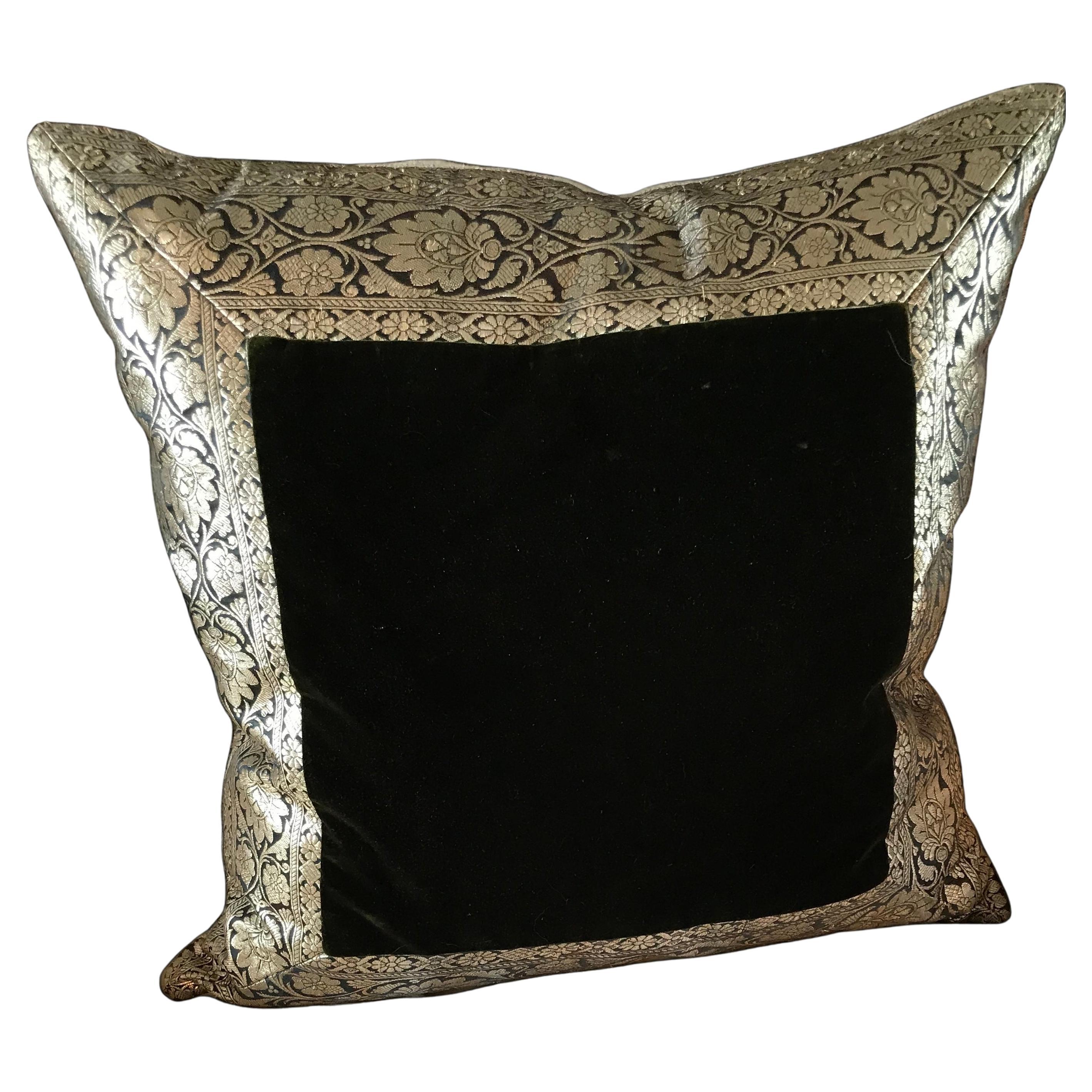 Kissen aus antikem Metallic-Pastell mit indischem Paisleymuster und Samtbesatz