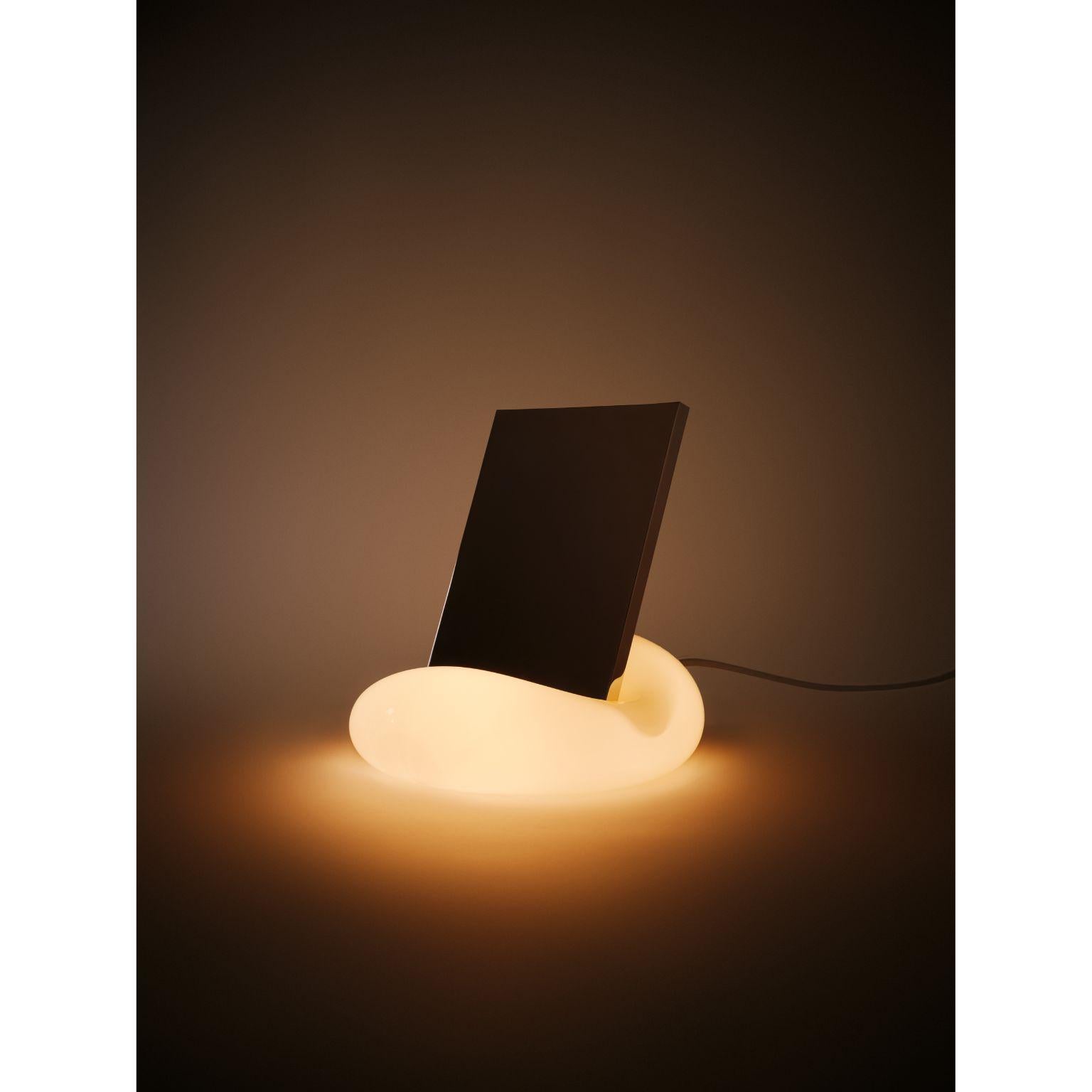 Lampe Miroir Oreiller de Nick Pourfard
Dimensions : Ø 25,5 x H 35,5 cm.
Matériaux : métal, verre soufflé à la main.
Différentes finitions disponibles. Veuillez nous contacter.

Toutes nos lampes peuvent être câblées en fonction de chaque pays. Si