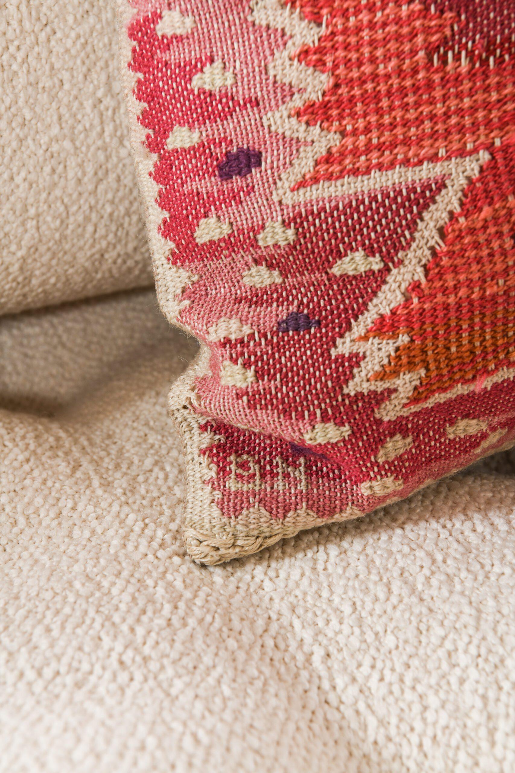 Svedese Cuscino, 'Nejlikan Röd', in lana di Barbro Nilsson, 1950 in vendita