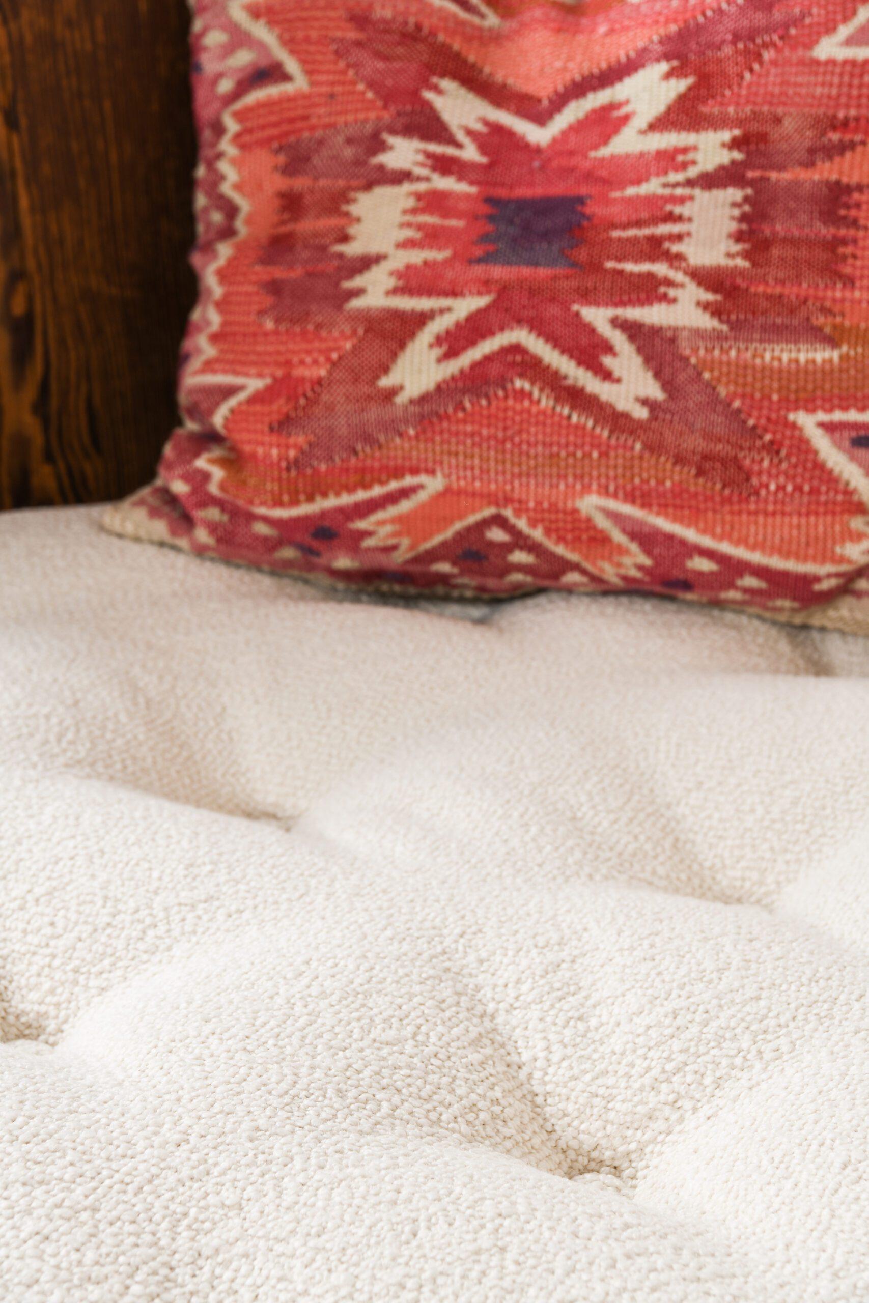 XX secolo Cuscino, 'Nejlikan Röd', in lana di Barbro Nilsson, 1950 in vendita