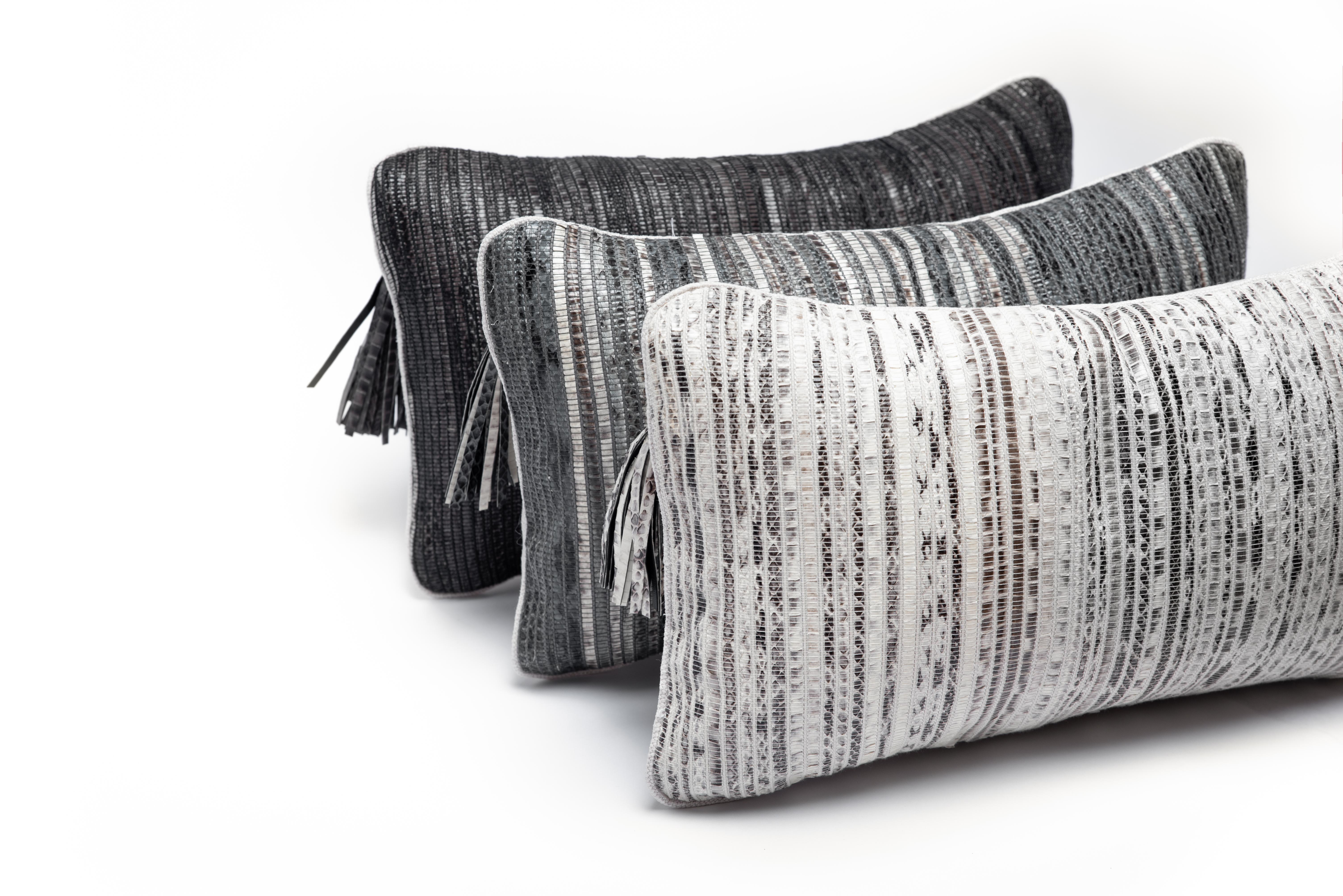 Das Woven Snakeskin-Kissen von Kifu Paris ist das ultimative Luxus-Wohntextil. Dieses Textil ist einzigartig und originell für die Marke, die traditionelle Webtechniken mit Holzwebstühlen anwendet, um dieses geschmeidige und exotische Textil zu