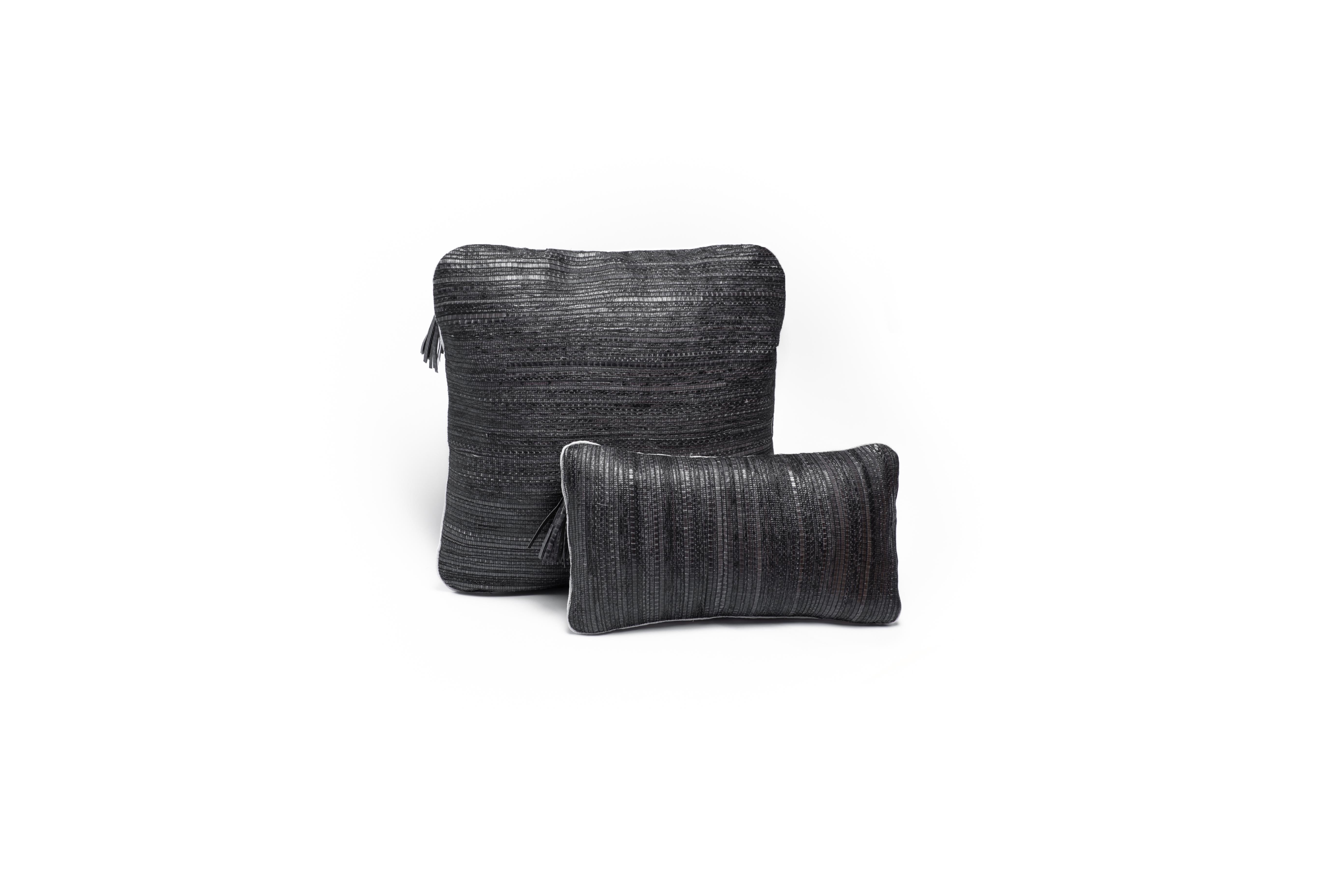 Das Kissen aus gewebter Schlangenhaut von Kifu, Paris, ist das ultimative luxuriöse Heimtextilstück. Dieses Textil ist einzigartig und originell für die Marke, die traditionelle Webtechniken mit Holzwebstühlen anwendet, um dieses geschmeidige und