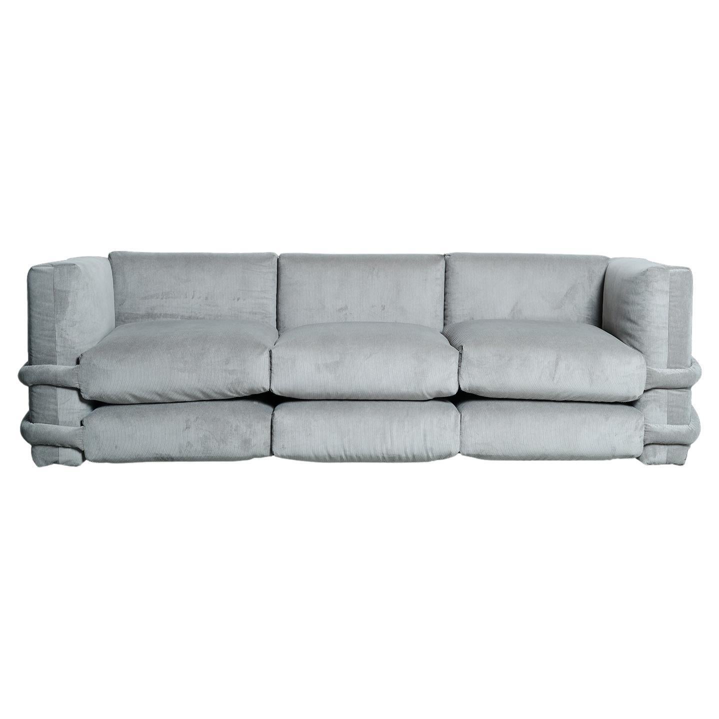 SoFA Pillow de Muller Van Severen, en velours côtelé gris à trois places