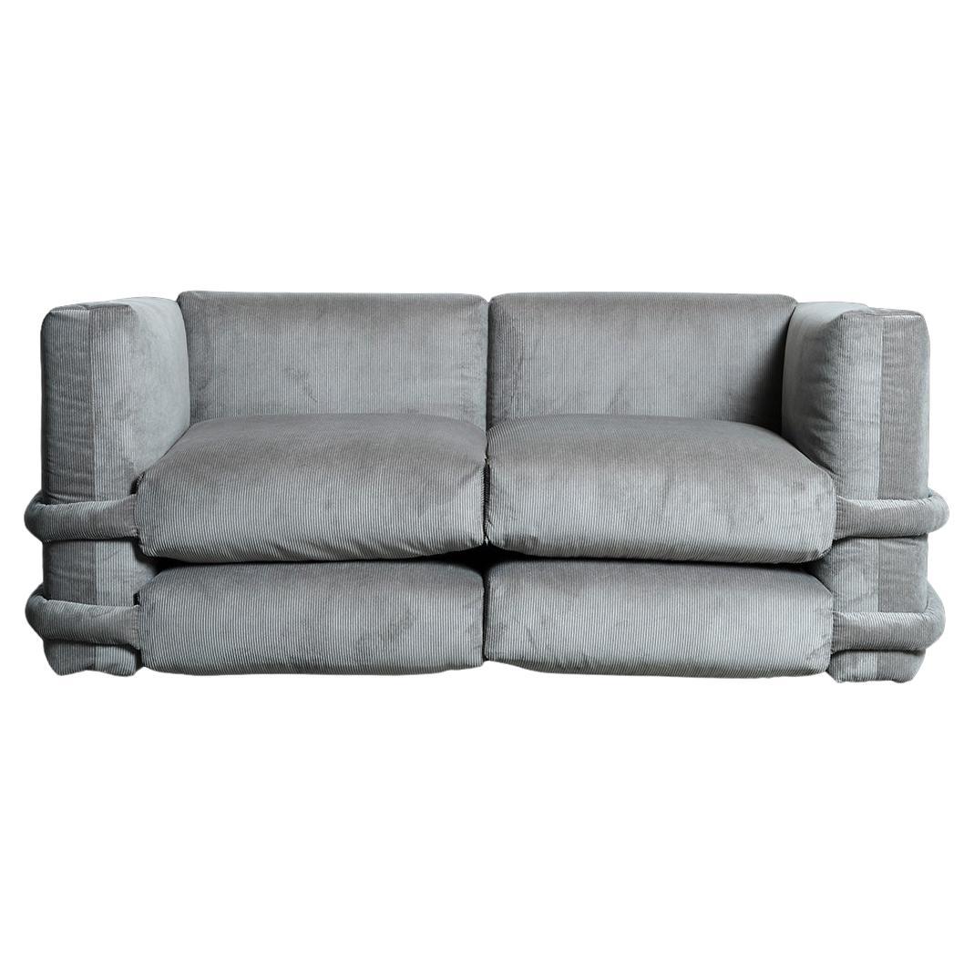 SOFA Pillow de Muller Van Severen, en velours côtelé gris, deux places