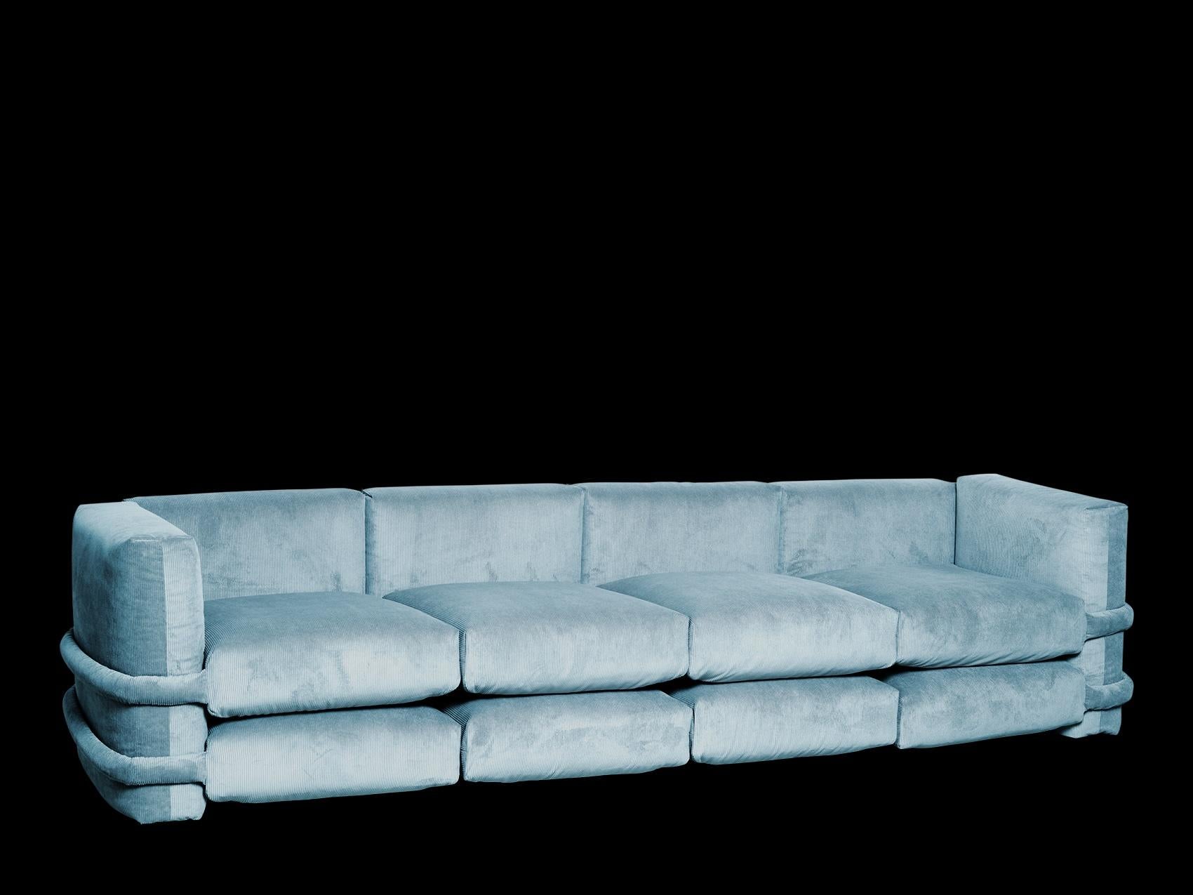Il divano Pillow è progettato da Muller Van Severen e presentato da BD. Questo divano è stato migliorato in un nuovo sistema ludico e modulare. I cuscini indipendenti sono nitidi e dalle tonalità intense, perfetti da abbinare per creare una fusione
