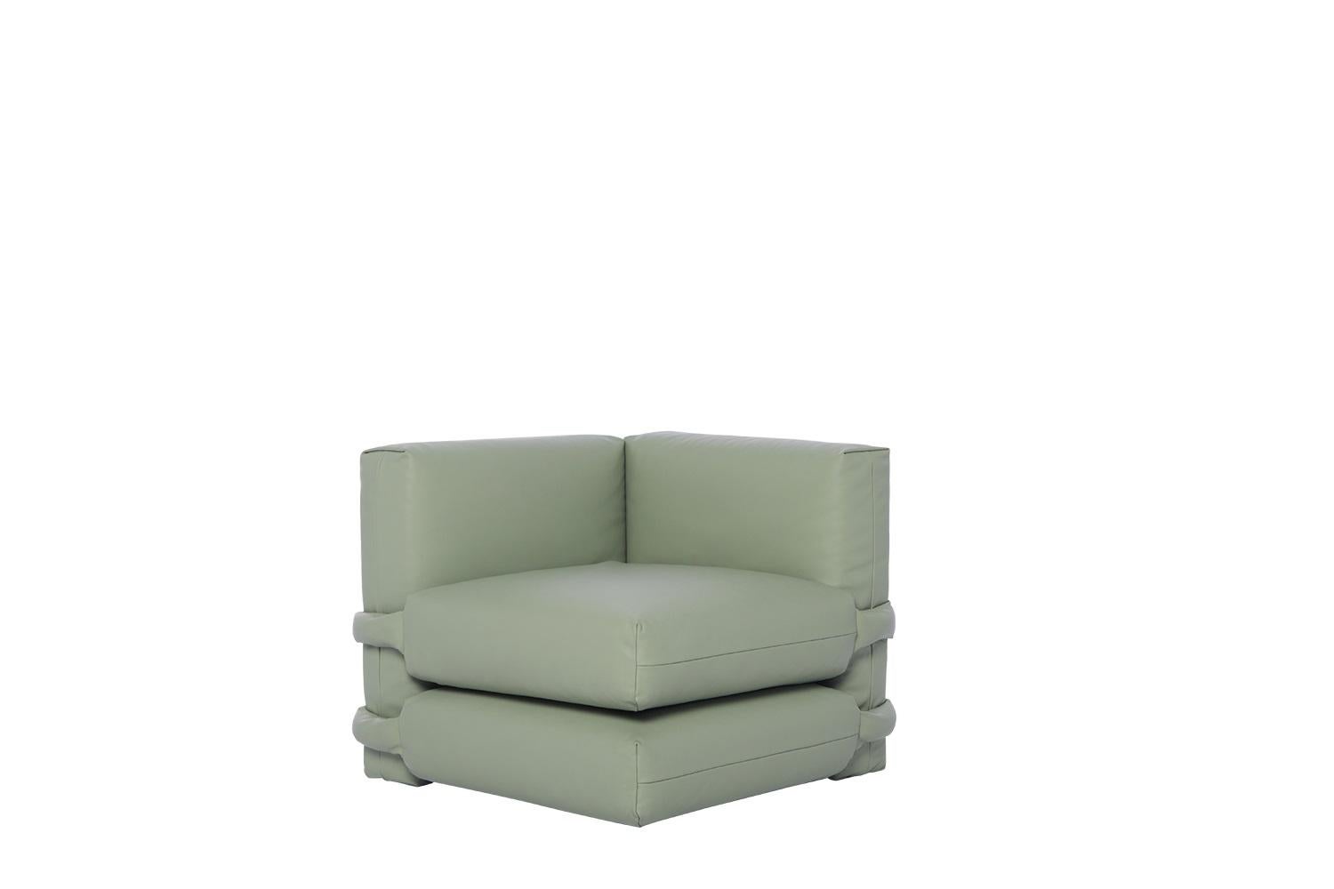 Le canapé Pillow est conçu par Muller Van Severen et présenté par BD. Ce canapé a été amélioré dans un nouveau système ludique et modulaire. Les coussins indépendants sont nets et richement colorés, parfaits pour être assemblés afin de créer une