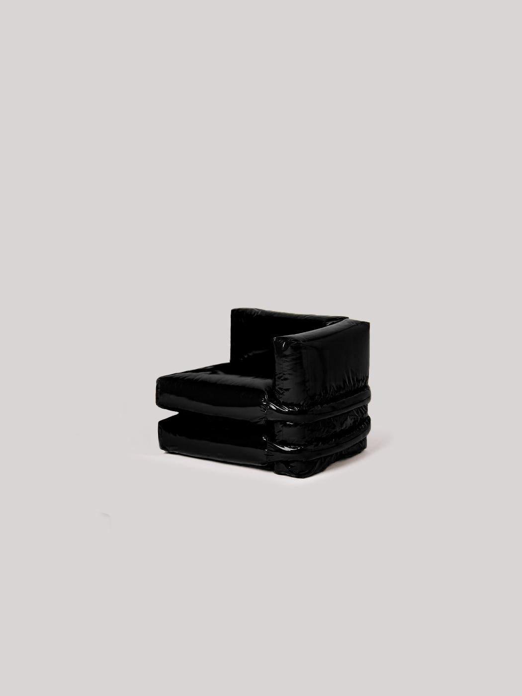 Le canapé modulaire Pillow de Muller Van Severen arrive chez BD. Initialement conçu par MVS pour les éditions KASSL, le canapé Pillow a été amélioré en un nouveau système ludique et modulable pour BD. Les coussins indépendants sont nets et richement
