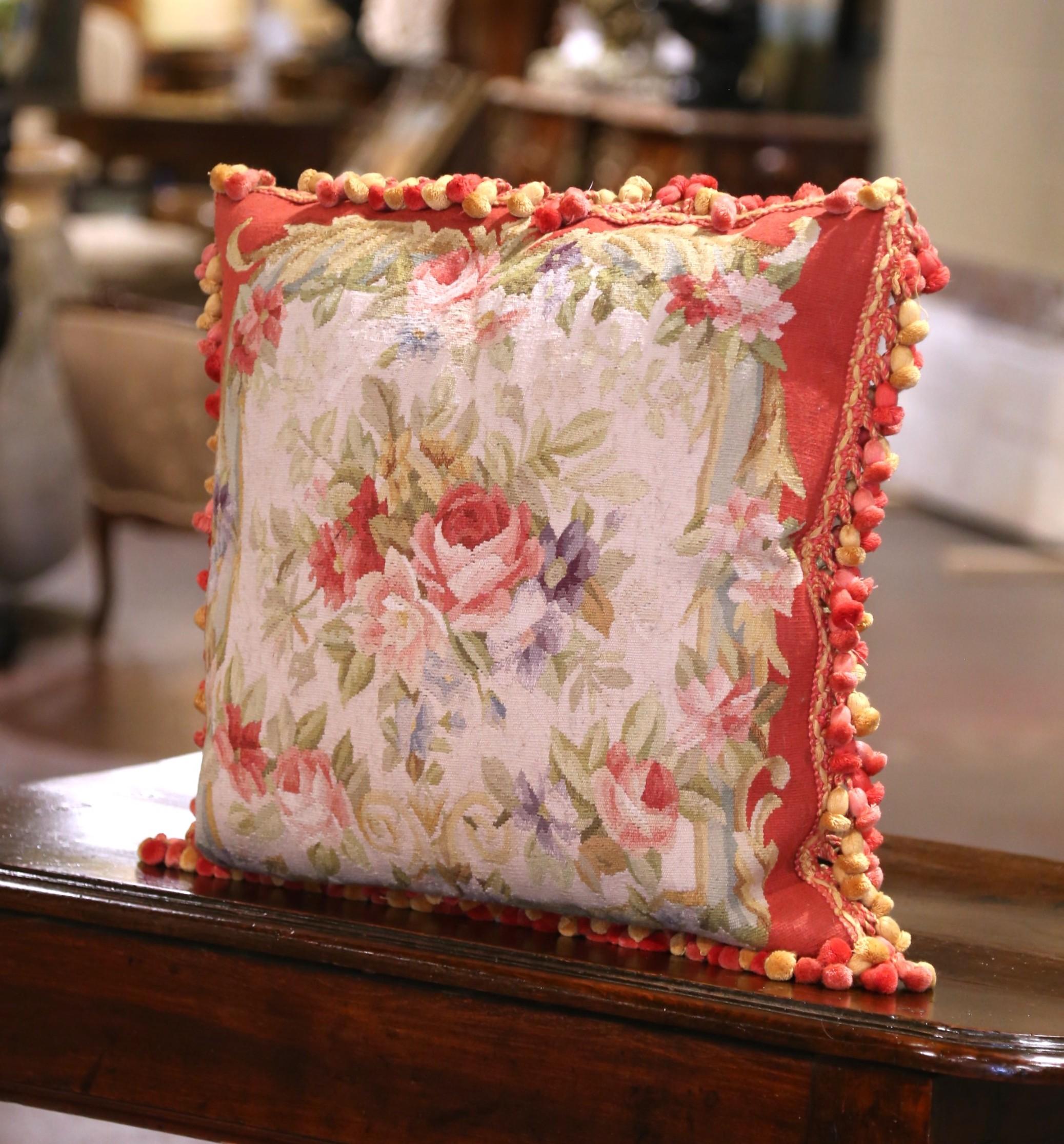 Añade un acento suave y romántico a tu hogar con este encantador cojín tapiz floral vintage. Fabricado en la ciudad de Aubusson (Francia), el tapiz del siglo XIX del cojín presenta un frente de lana tejida a mano adornado con un exuberante ramo de