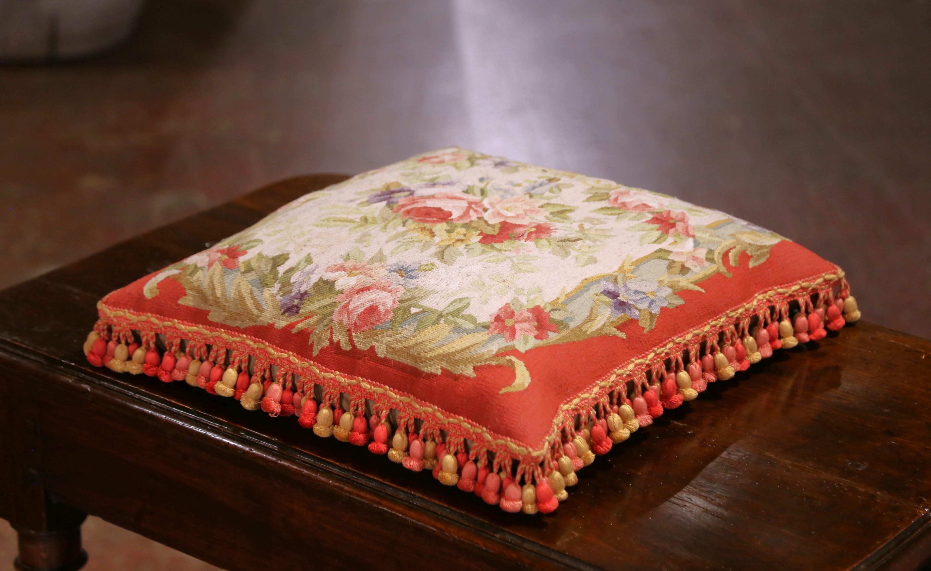 Almohada con ribete y borlas hecha con tapiz de Aubusson del siglo XIX Francés en venta