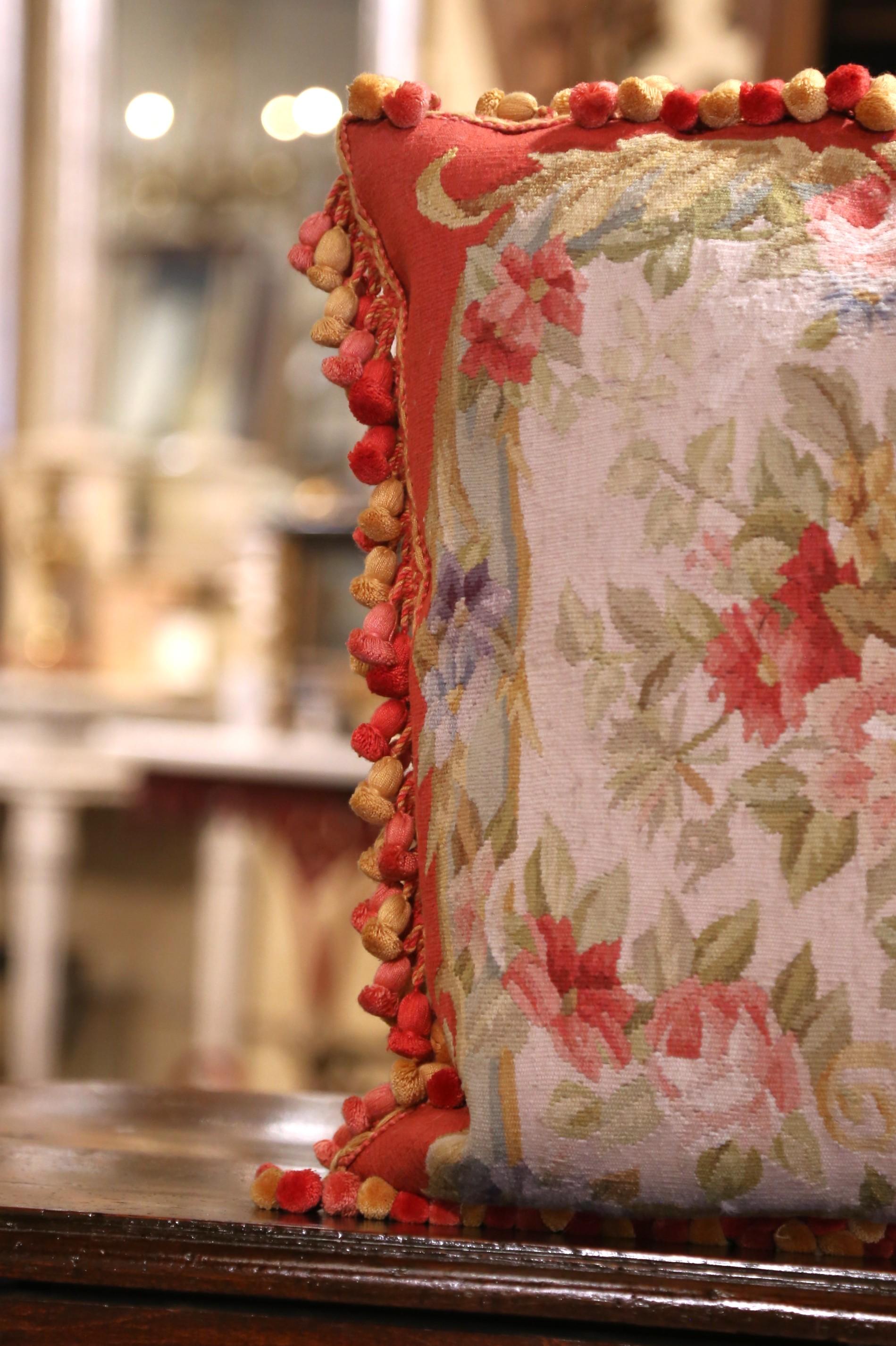 Almohada con ribete y borlas hecha con tapiz de Aubusson del siglo XIX Hecho a mano en venta