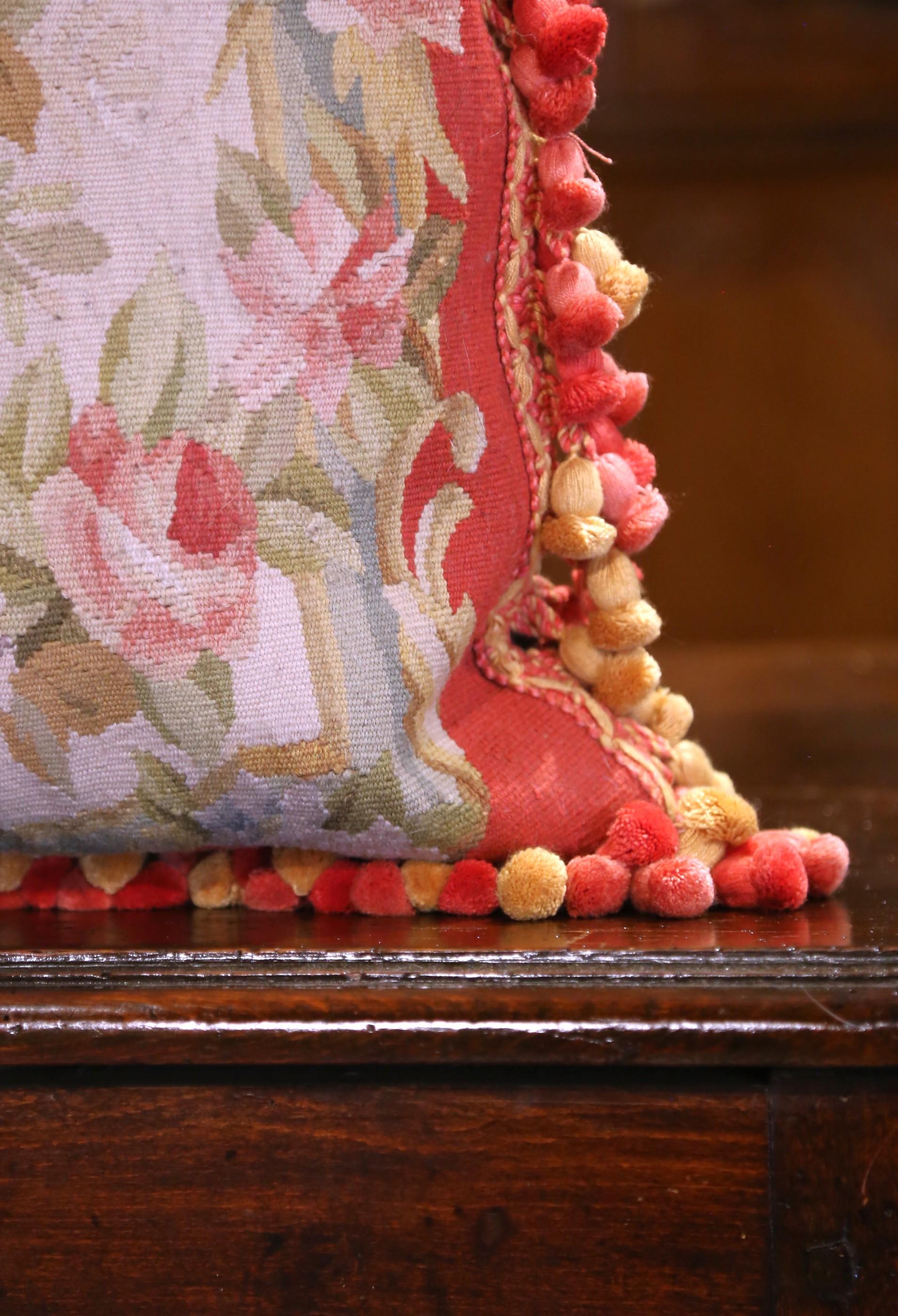 Almohada con ribete y borlas hecha con tapiz de Aubusson del siglo XIX siglo XX en venta