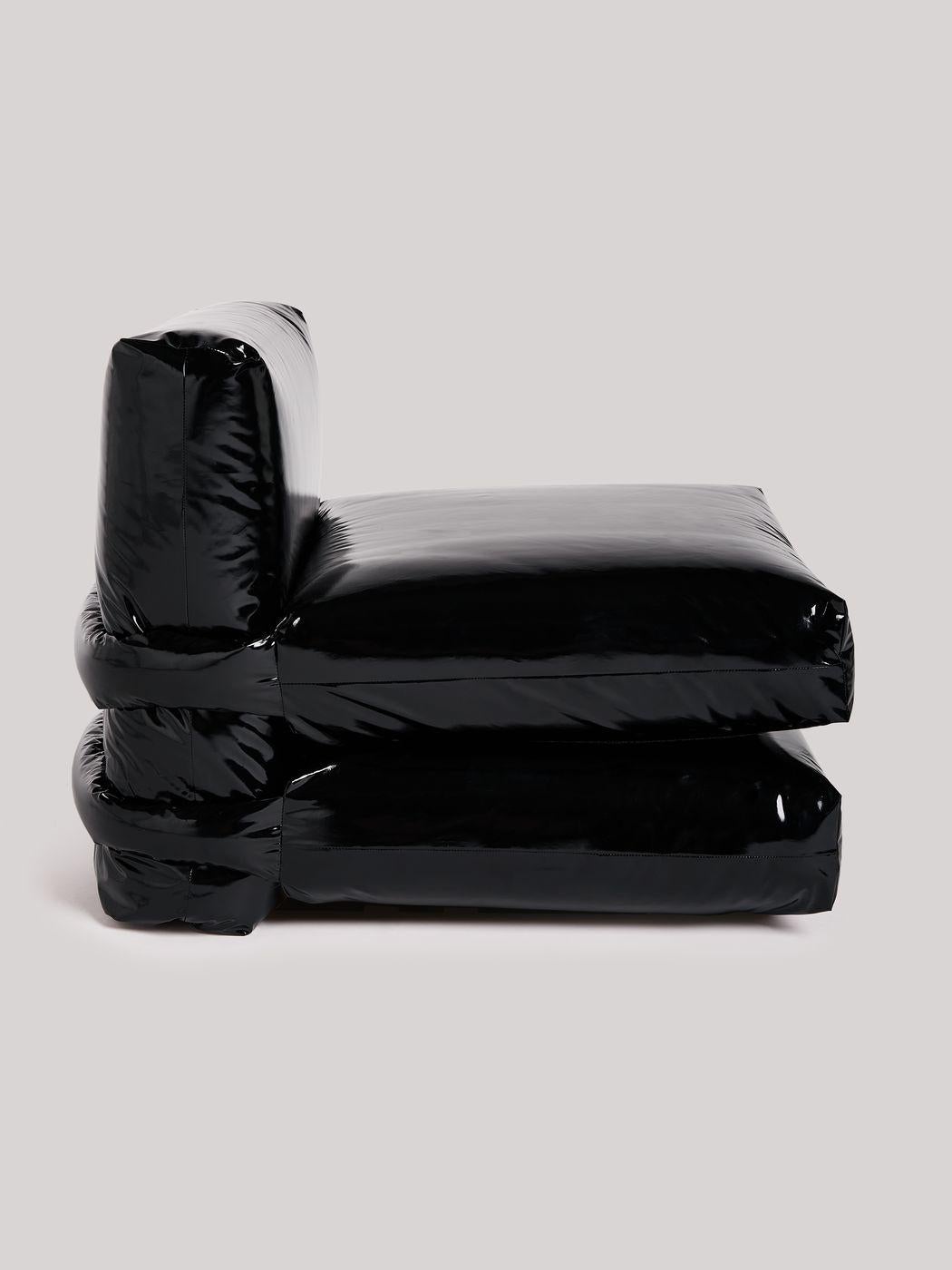 Le canapé modulaire Pillow de Muller Van Severen arrive chez BD. Initialement conçu par MVS pour les éditions KASSL, le canapé Pillow a été amélioré en un nouveau système ludique et modulable pour BD. Les coussins indépendants sont nets et richement