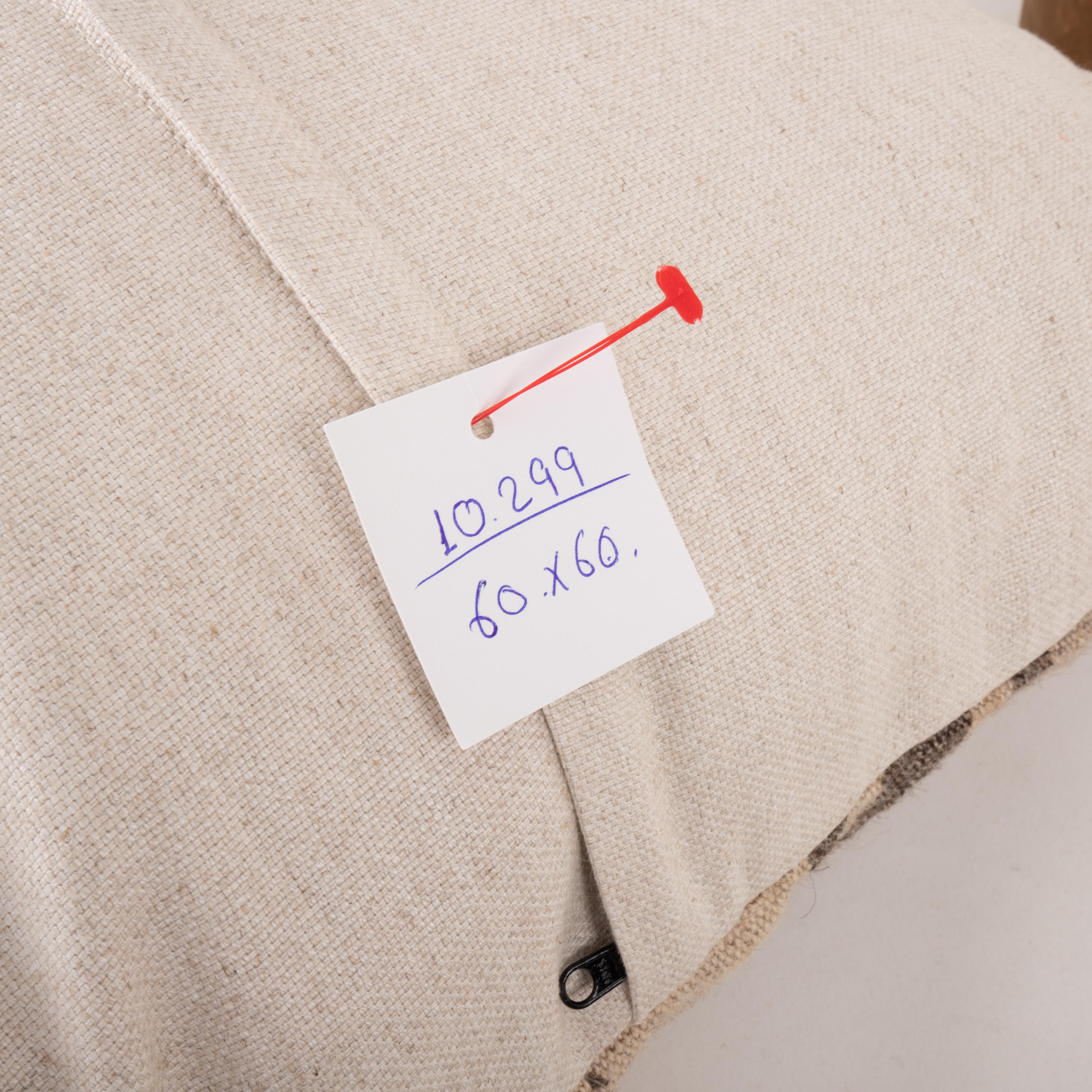 Pillowcase does not come with an insert. Linen in the back. Zipper closure. Dry In Good Condition For Sale In Istanbul, TR
