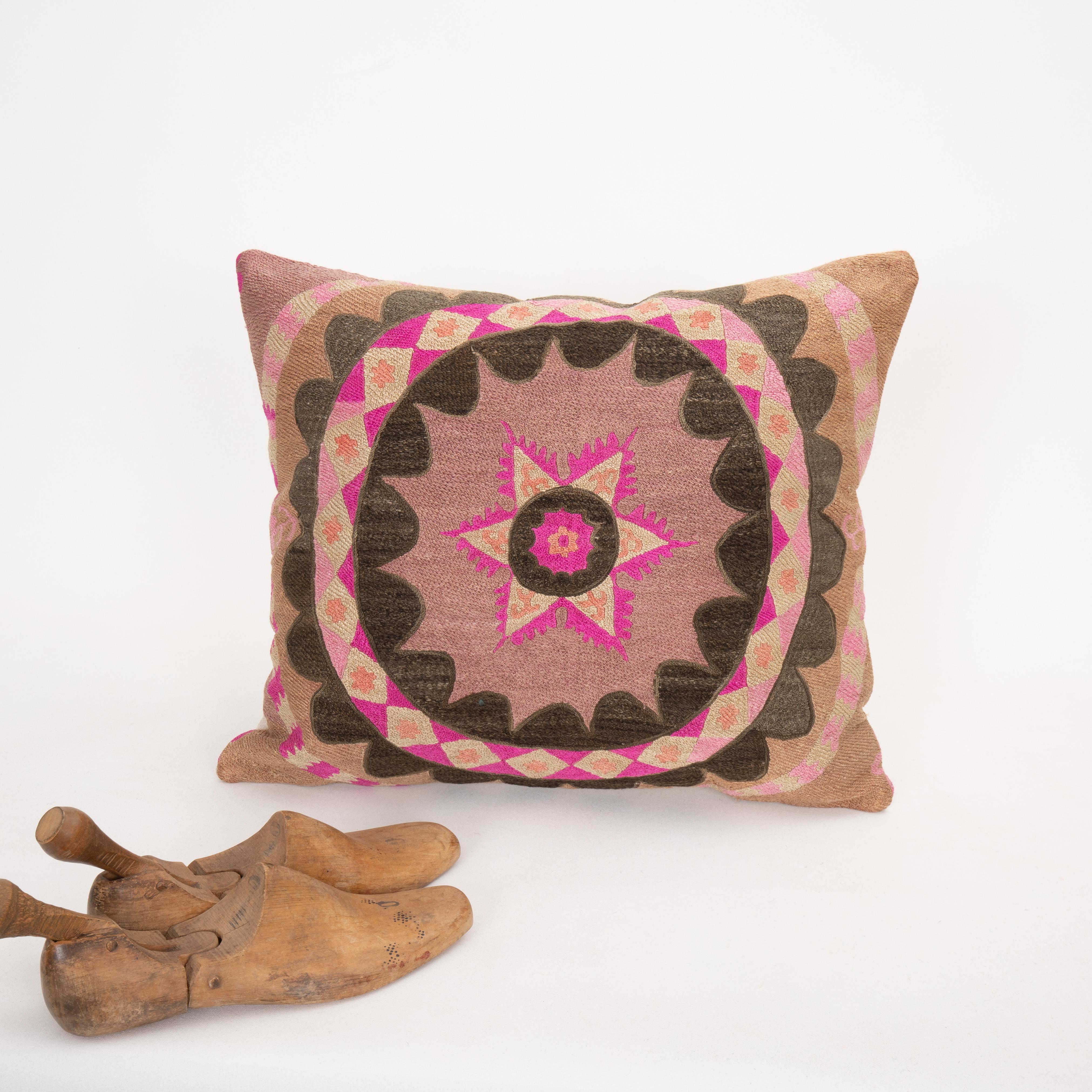 Funda de almohada hecha con un Suzani de Tashkent de los años 30 densamente bordado, Uzbekistán Uzbeko en venta
