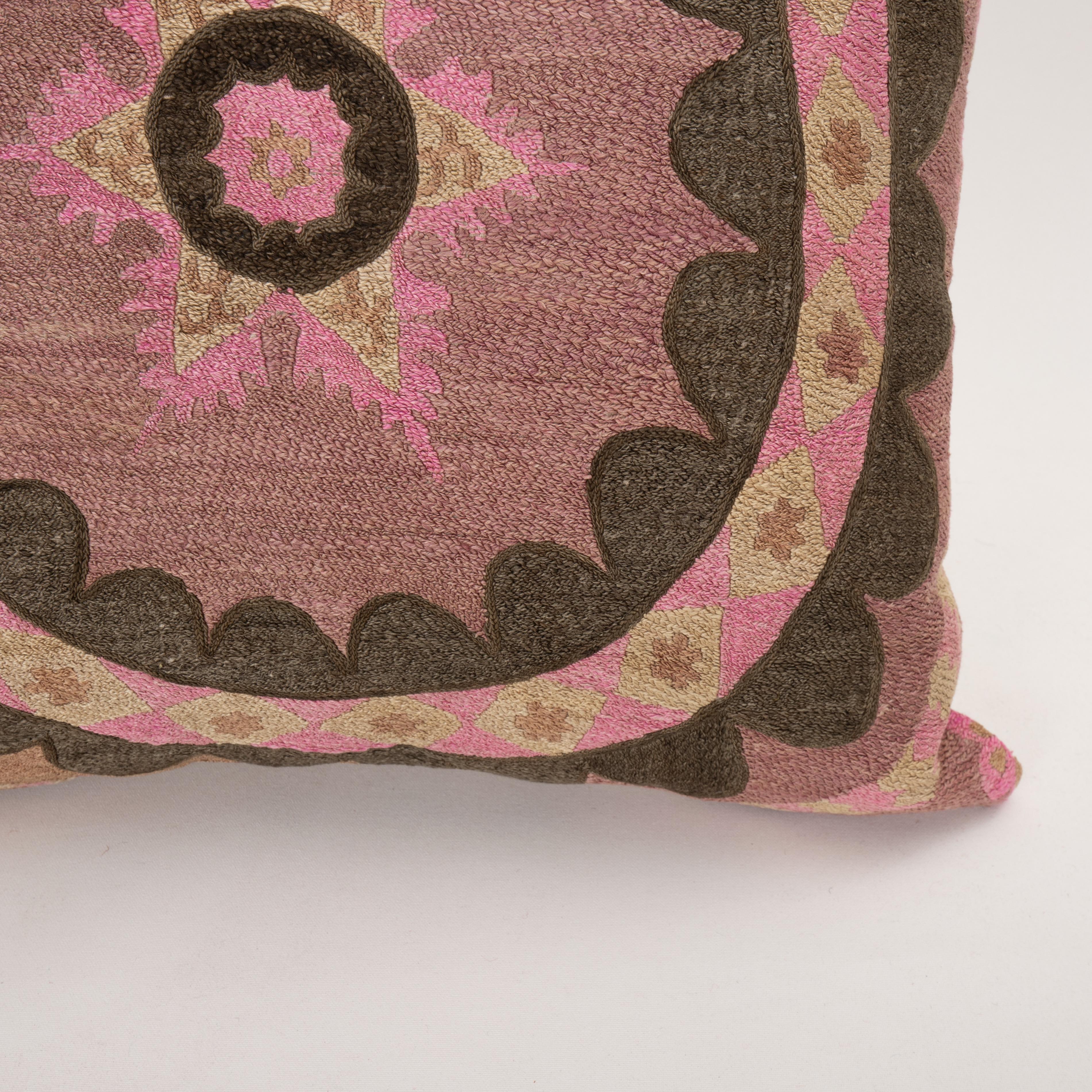Funda de almohada hecha con un Suzani de Tashkent de los años 30 densamente bordado, Uzbekistán Bordado en venta