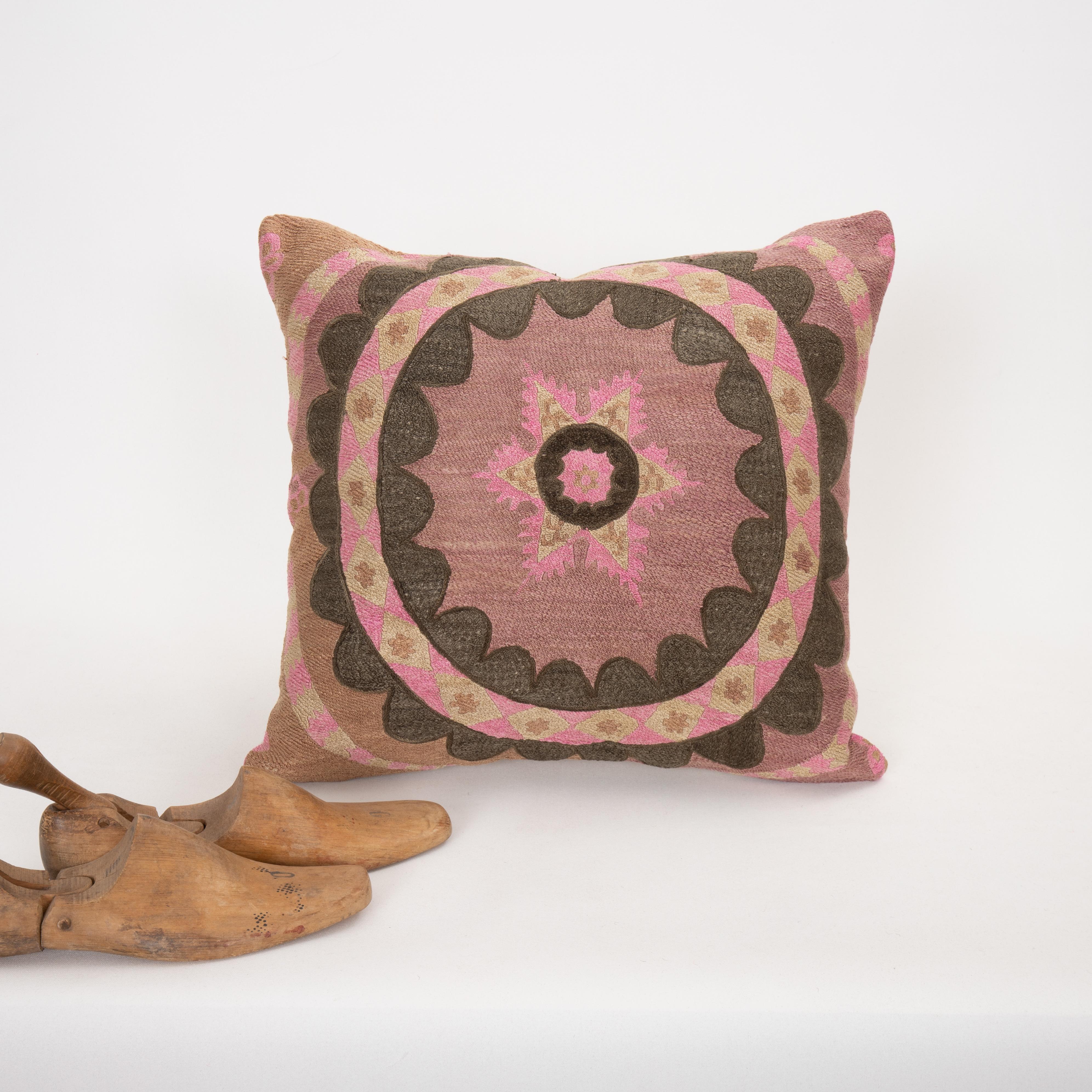 Funda de almohada hecha con un Suzani de Tashkent de los años 30 densamente bordado, Uzbekistán siglo XX en venta