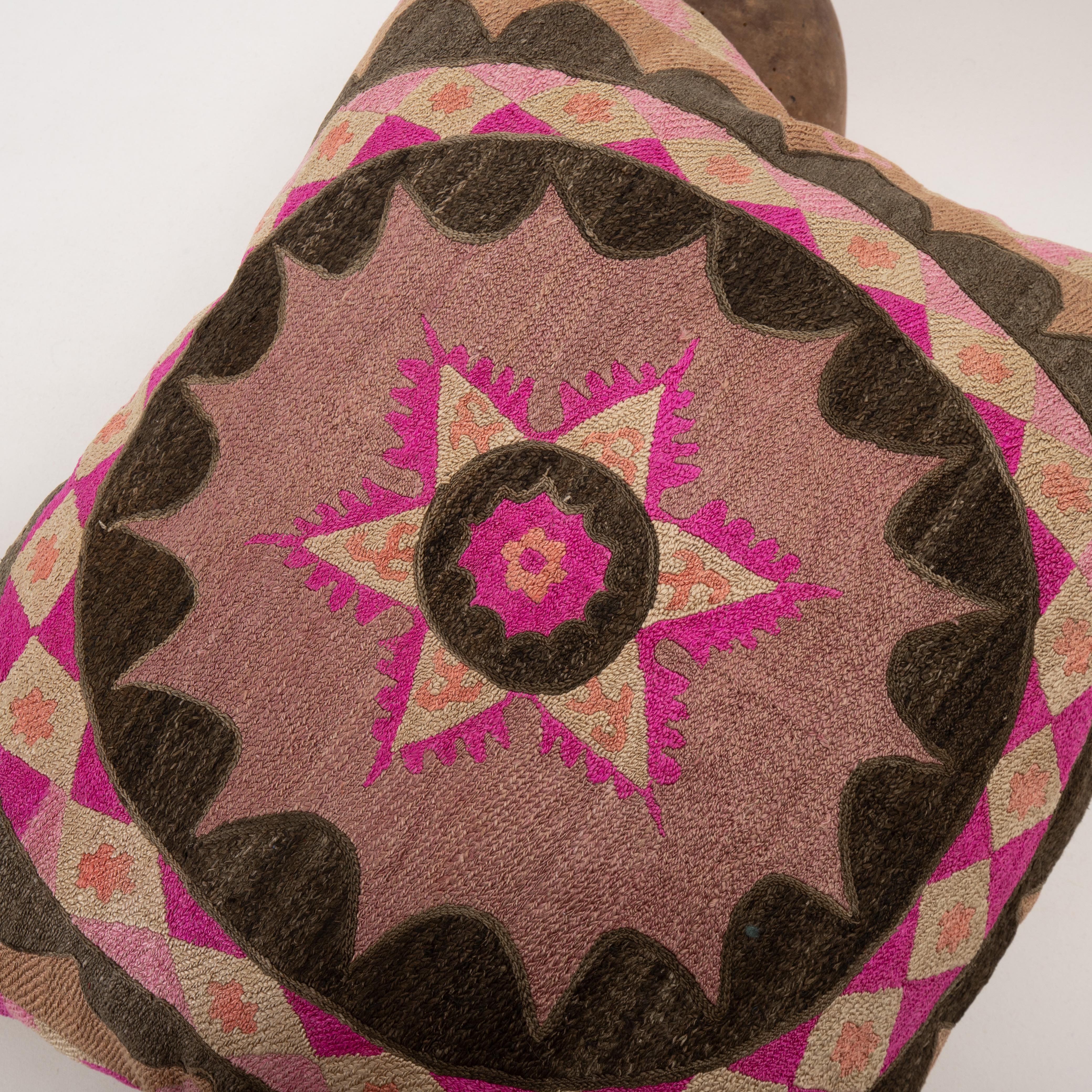 Funda de almohada hecha con un Suzani de Tashkent de los años 30 densamente bordado, Uzbekistán siglo XX en venta