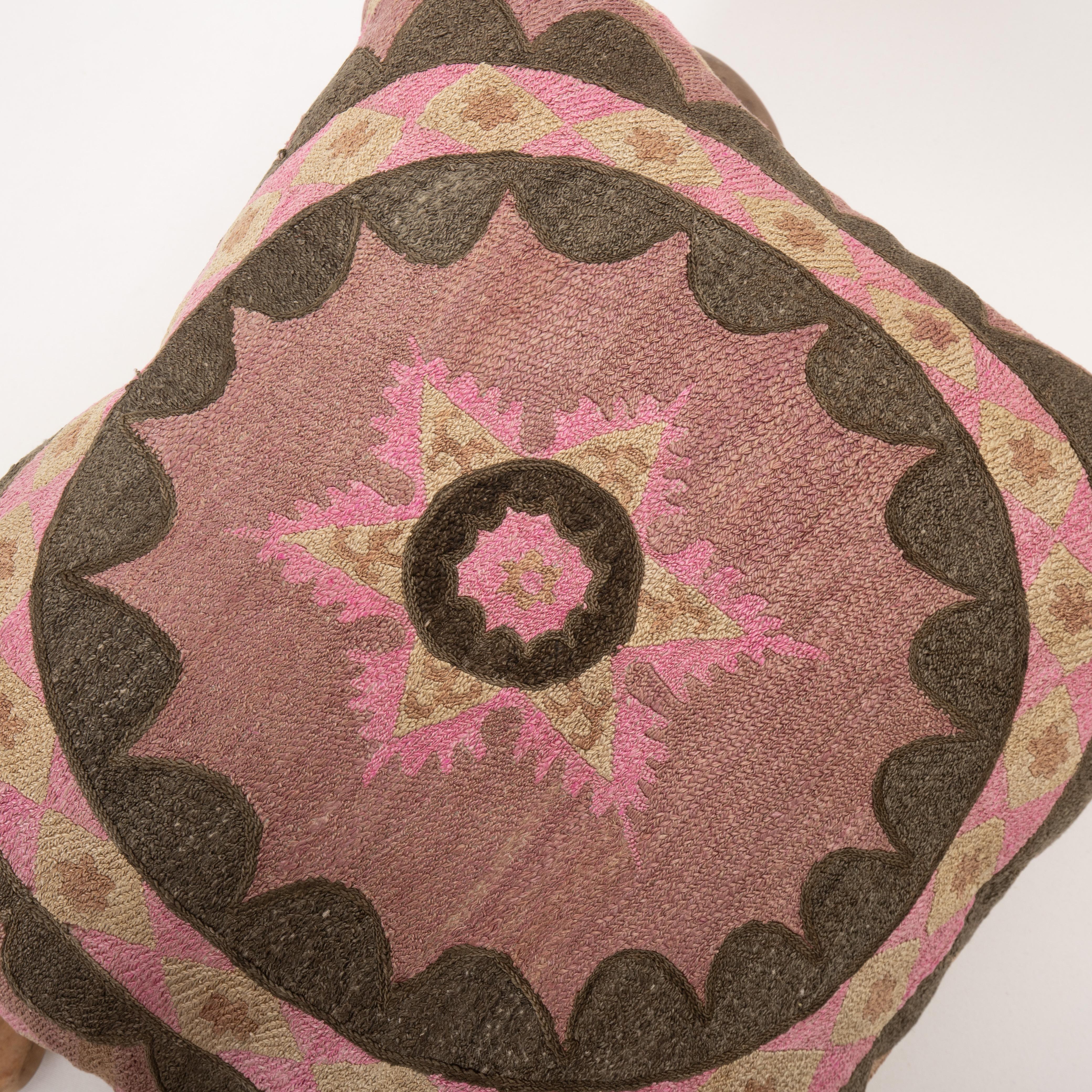 Funda de almohada hecha con un Suzani de Tashkent de los años 30 densamente bordado, Uzbekistán Seda en venta