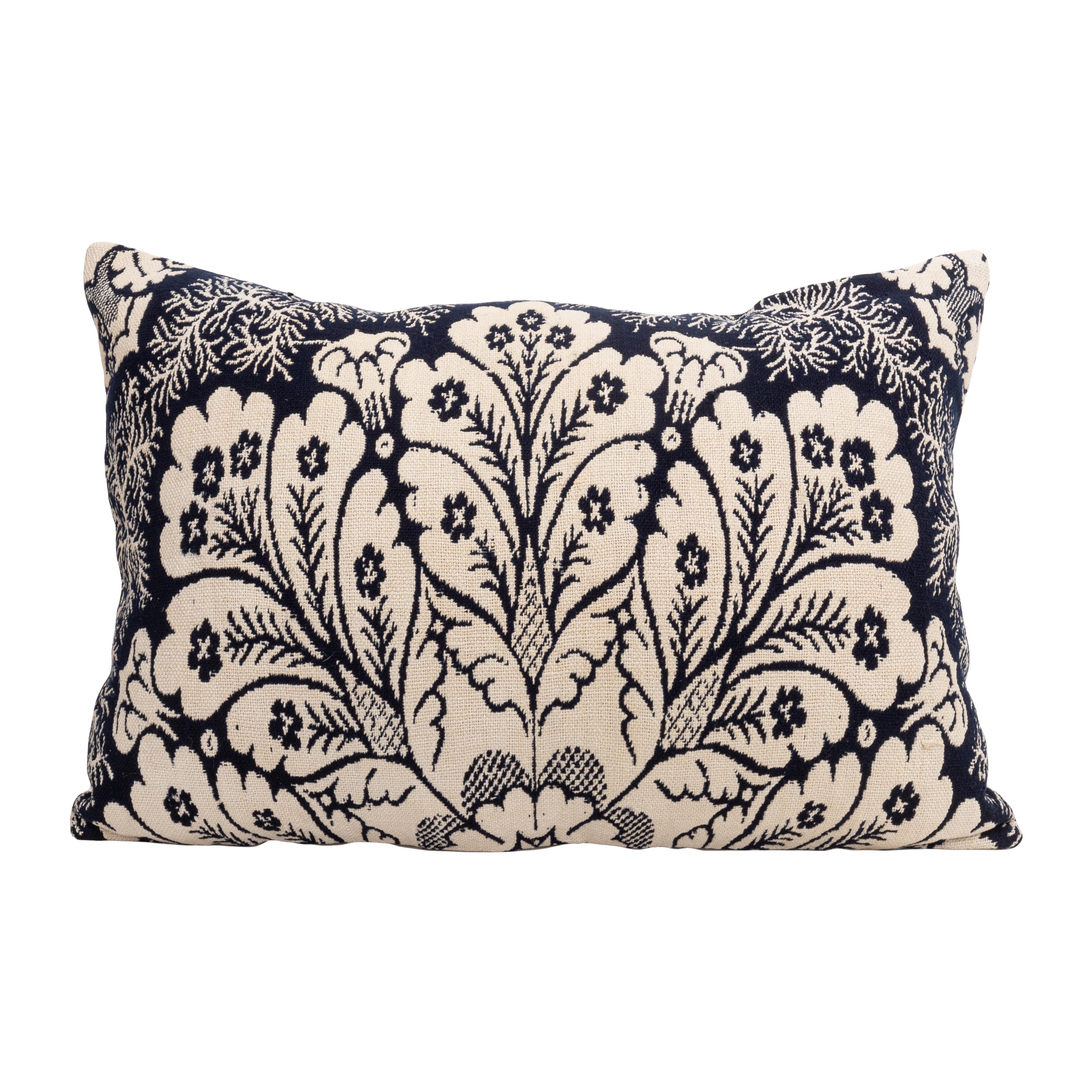 
Les couvre-lits en jacquard occupent une place importante dans la culture matérielle américaine.
Ils ont été utilisés comme couvertures de lit et sont réversibles.

La taie d'oreiller n'est pas livrée avec un insert.
Du lin à l'arrière.
Fermeture à
