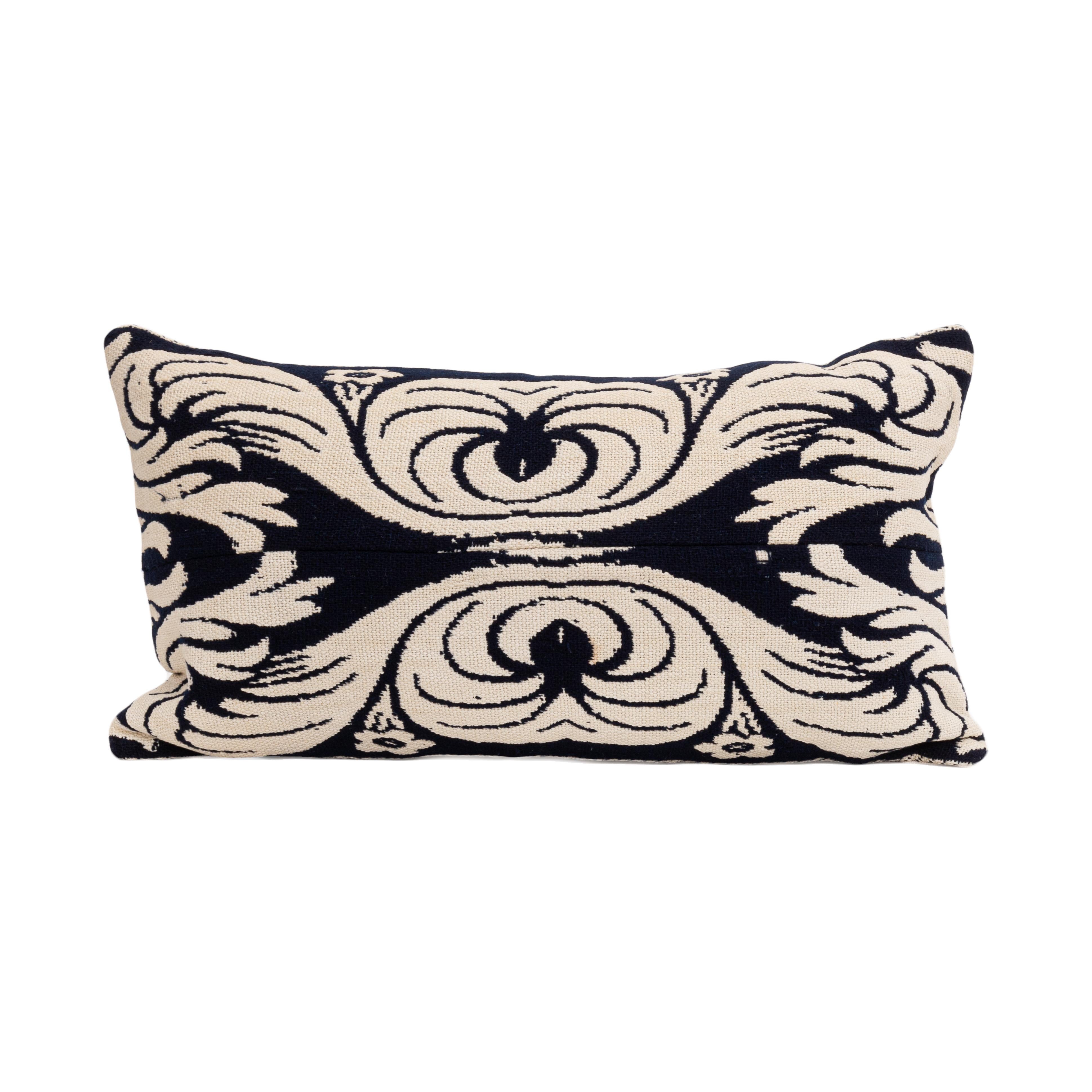 Las colchas de jacquard ocupan un lugar importante en la cultura material estadounidense.
Se utilizaban como cubrecamas y son reversibles.

La funda de almohada no viene con un inserto.
Lino en la parte de atrás.
Cierre de cremallera.
Se recomienda