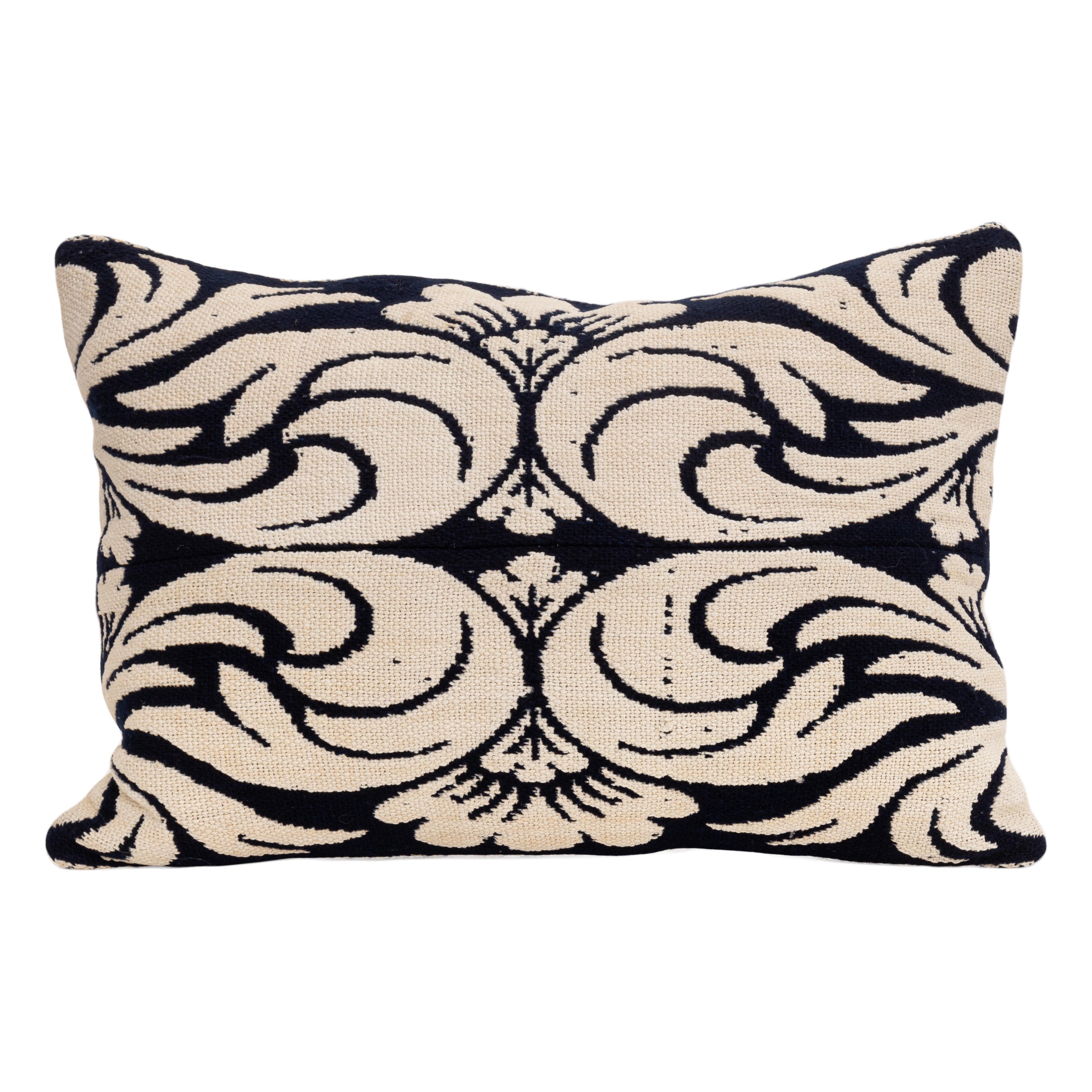 Las colchas de jacquard ocupan un lugar importante en la cultura material estadounidense.
Se utilizaban como cubrecamas y son reversibles.

La funda de almohada no viene con un inserto.
Lino en la parte de atrás.
Cierre de cremallera.
Se recomienda