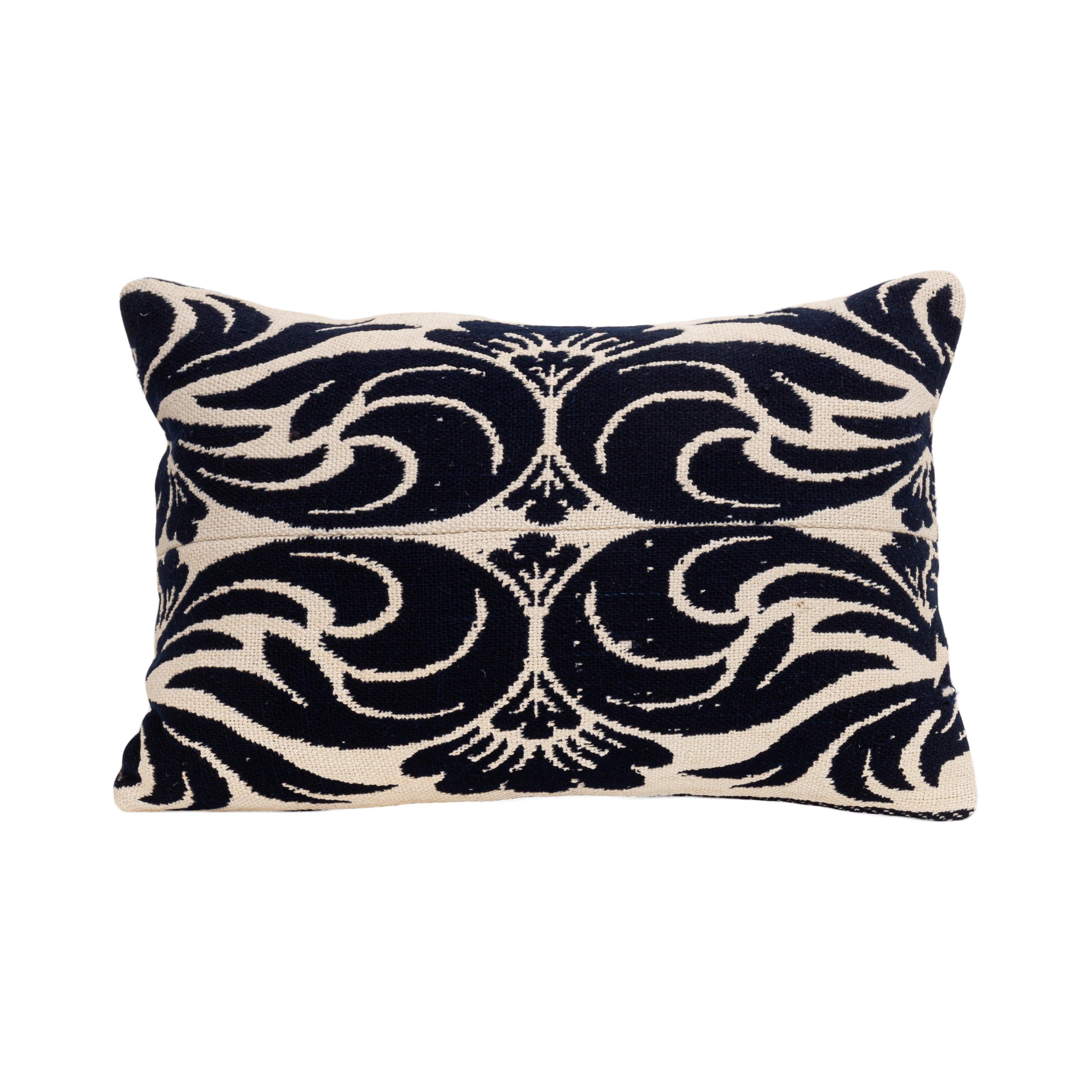Las colchas de jacquard ocupan un lugar importante en la cultura material estadounidense.
Se utilizaban como cubrecamas y son reversibles.

La funda de almohada no viene con un inserto.
Lino en la parte de atrás.
Cierre de cremallera.
Se recomienda