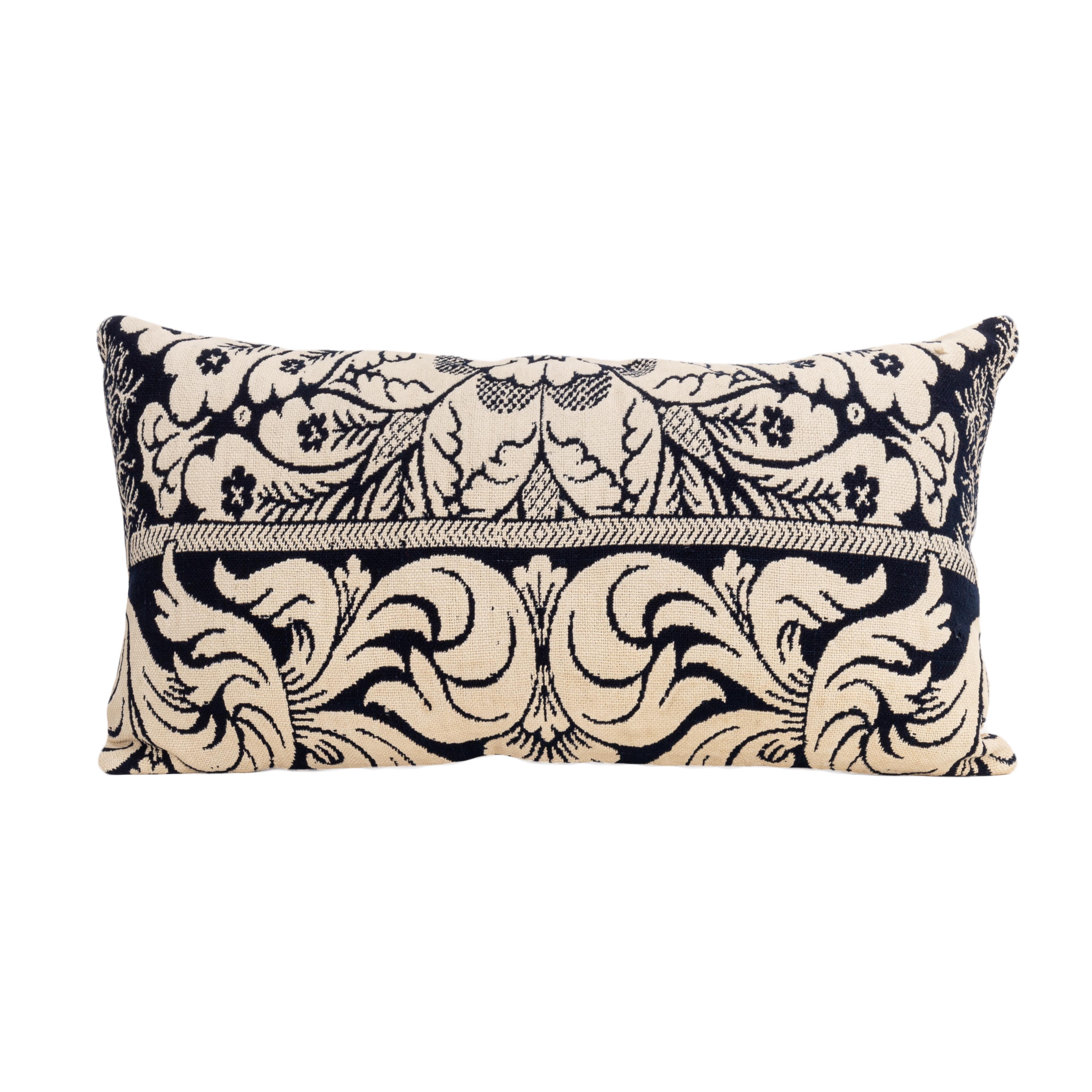 Les couvre-lits en jacquard occupent une place importante dans la culture matérielle américaine.
Ils ont été utilisés comme couvertures de lit et sont réversibles.

La taie d'oreiller n'est pas livrée avec un insert.
Du lin à l'arrière.
Fermeture à