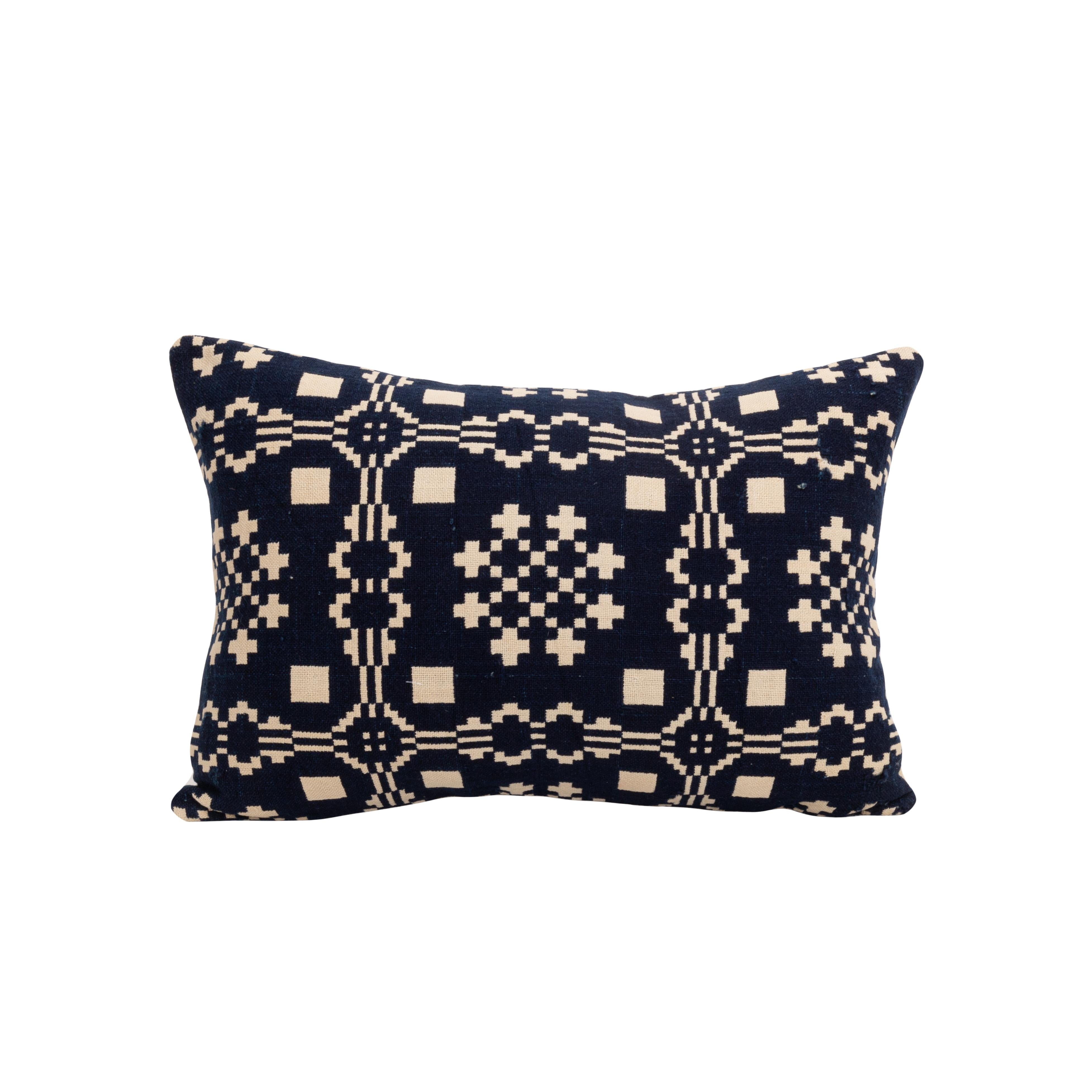 Las colchas de jacquard ocupan un lugar importante en la cultura material estadounidense.
Se utilizaban como cubrecamas y son reversibles.

La funda de almohada no viene con un inserto.
Lino en la parte de atrás.
Cierre de cremallera.
Se recomienda