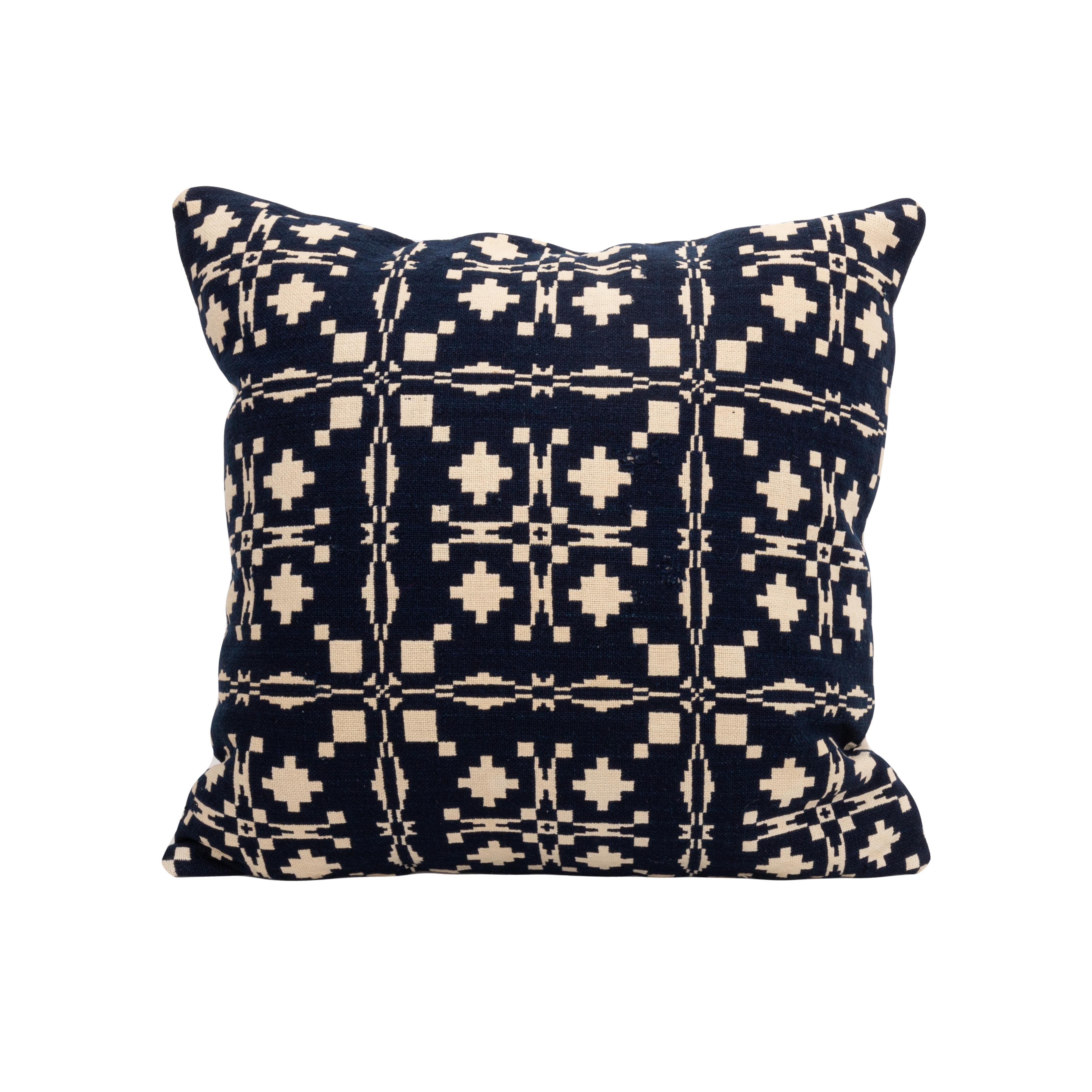 Las colchas de jacquard ocupan un lugar importante en la cultura material estadounidense.
Se utilizaban como cubrecamas y son reversibles.

La funda de almohada no viene con un inserto.
Lino en la parte de atrás.
Cierre de cremallera.
Se recomienda
