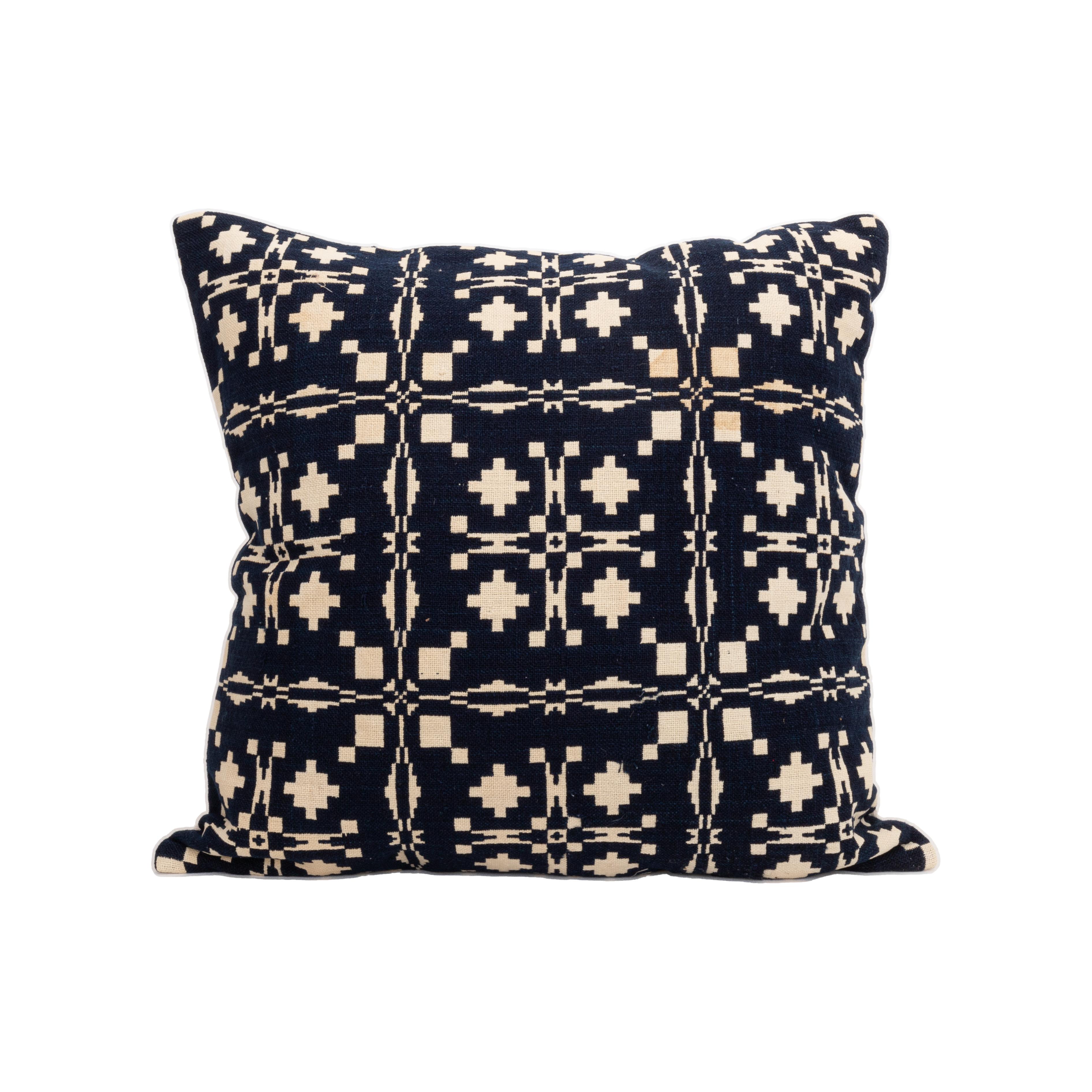 Las colchas de jacquard ocupan un lugar importante en la cultura material estadounidense.
Se utilizaban como cubrecamas y son reversibles.

La funda de almohada no viene con un inserto.
Lino en la parte de atrás.
Cierre de cremallera.
Se recomienda