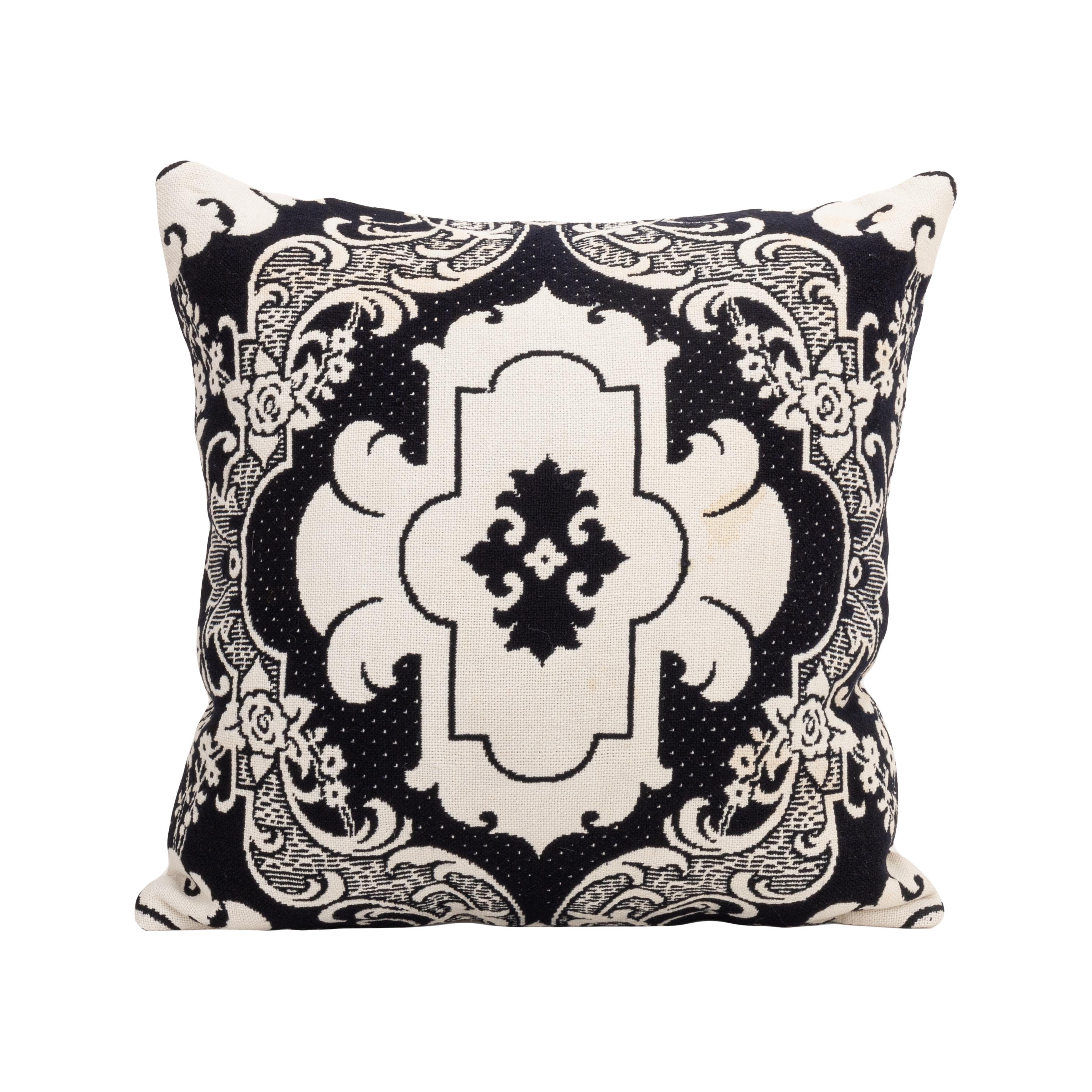 Las colchas de jacquard ocupan un lugar importante en la cultura material estadounidense.
Se utilizaban como cubrecamas y son reversibles.

La funda de almohada no viene con un inserto.
Lino en la parte de atrás.
Cierre de cremallera.
Se recomienda