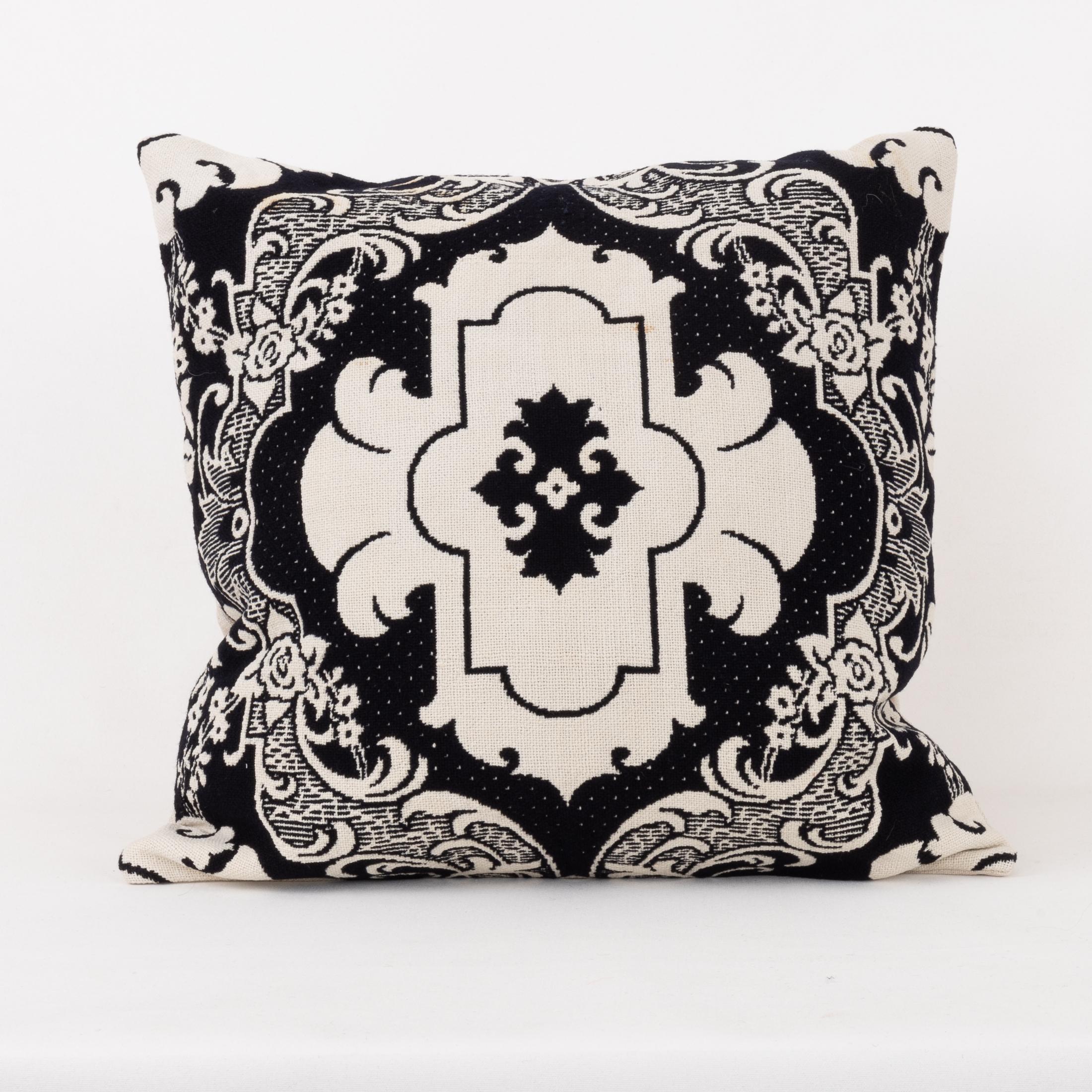 Kissenbezug aus einem amerikanischen Leinendeckchen aus dem 19. (American Arts and Crafts) im Angebot