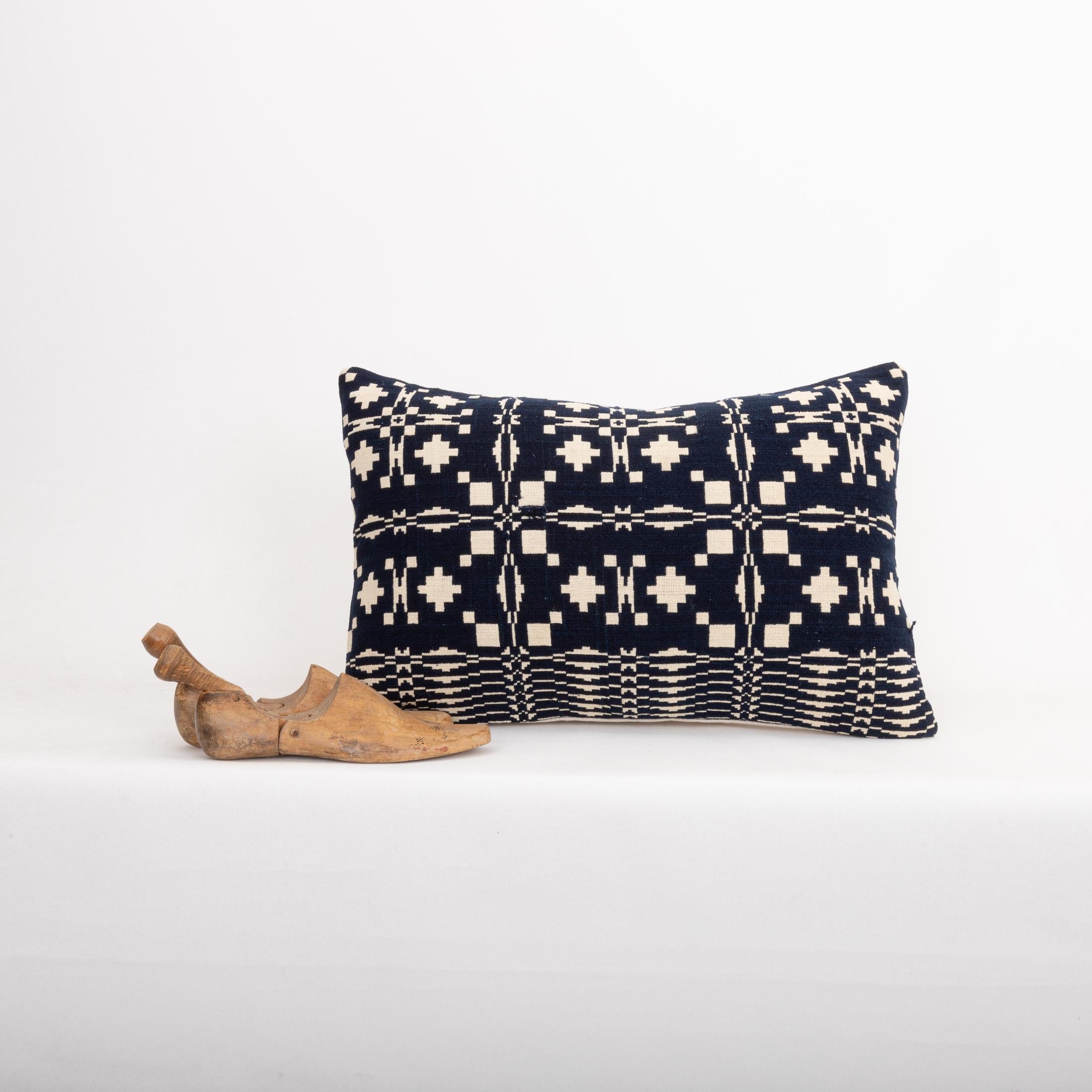 Pillowcase Made from a 19th C. American Linen Coverlet In Good Condition For Sale In Istanbul, TR
