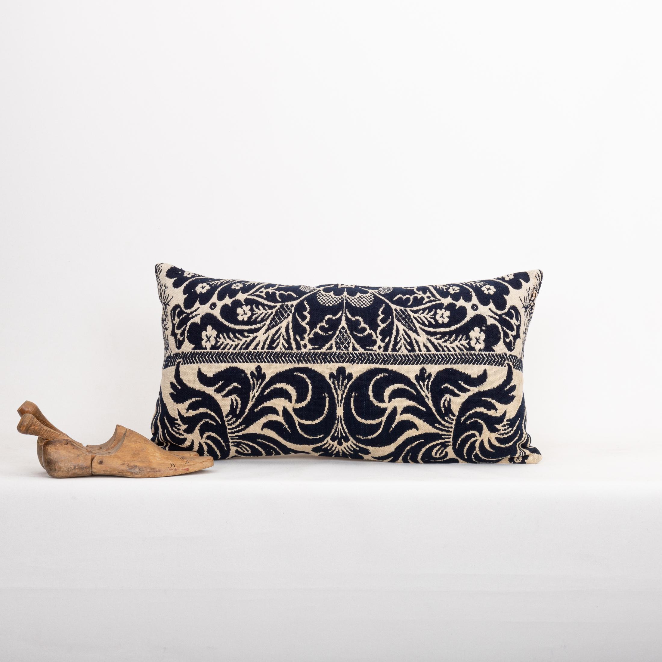Funda de almohada hecha a partir de una colcha de lino americana del siglo XIX en Bueno estado para la venta en Istanbul, TR