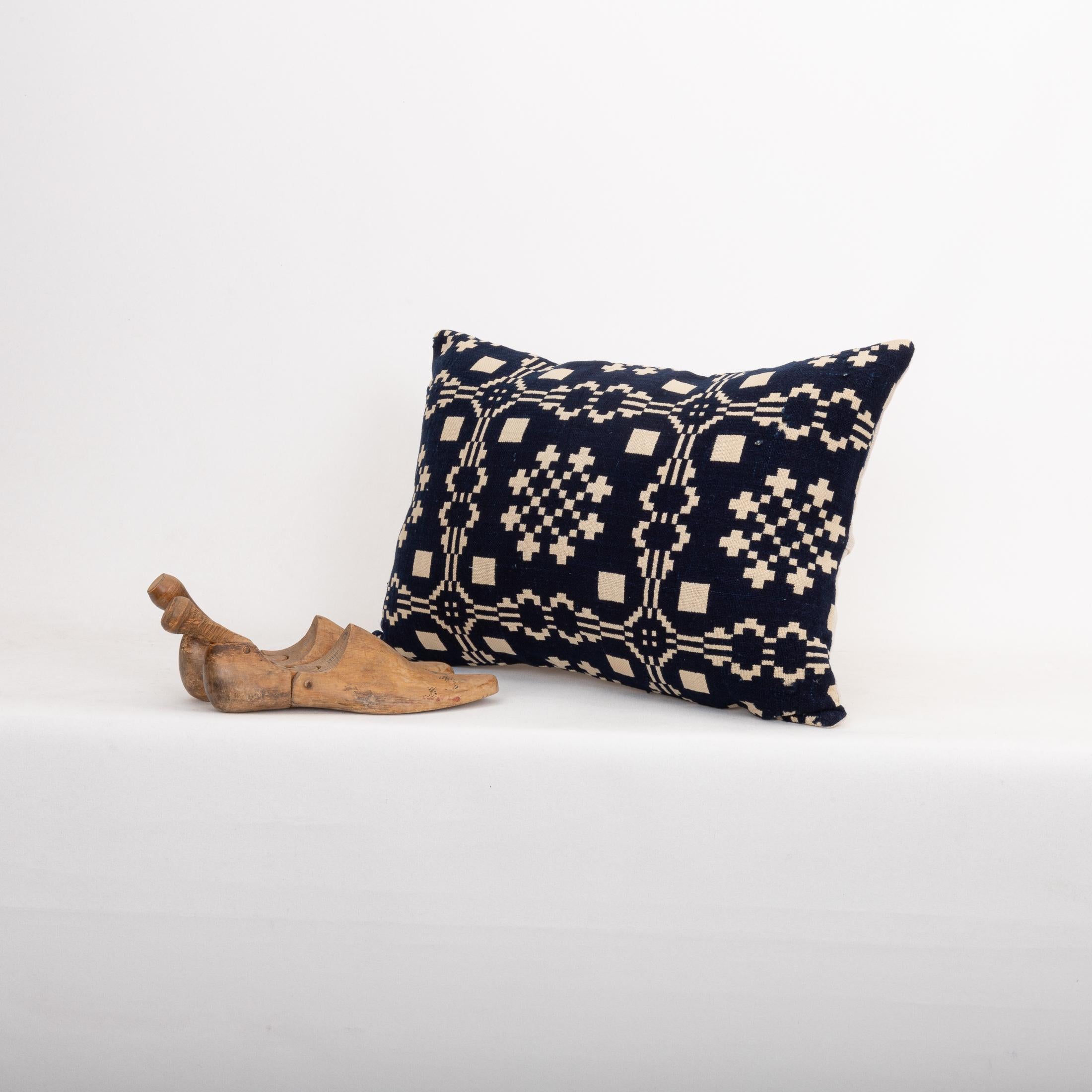 Funda de almohada hecha a partir de una colcha de lino americana del siglo XIX en Bueno estado para la venta en Istanbul, TR