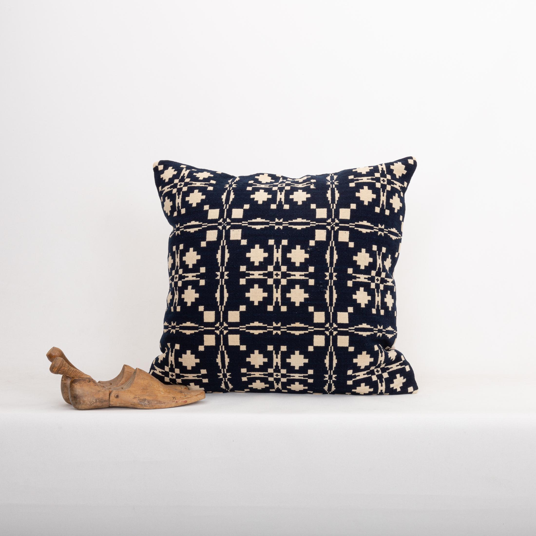 Funda de almohada hecha a partir de una colcha de lino americana del siglo XIX en Bueno estado para la venta en Istanbul, TR