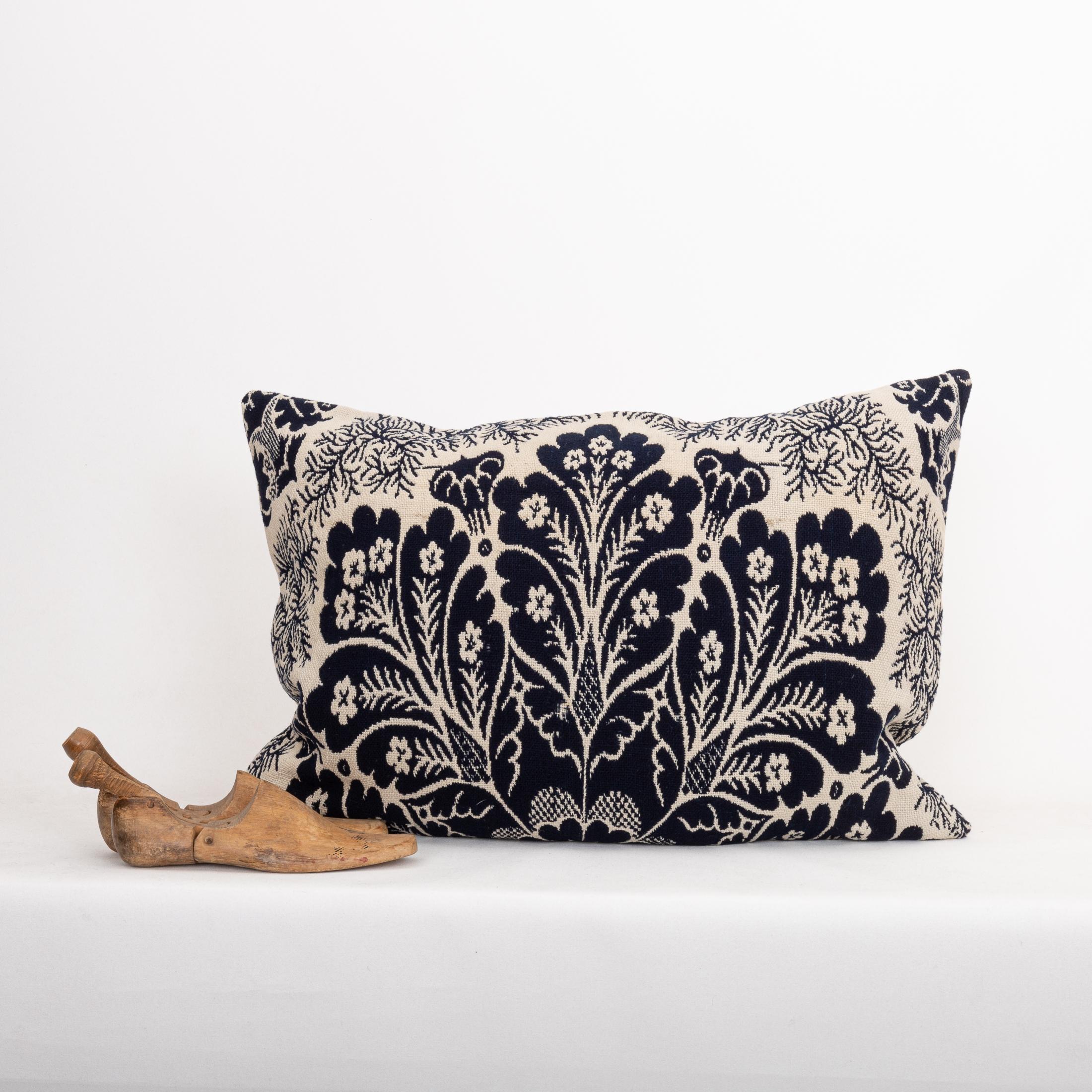 Funda de almohada hecha a partir de una colcha de lino americana del siglo XIX en Bueno estado para la venta en Istanbul, TR