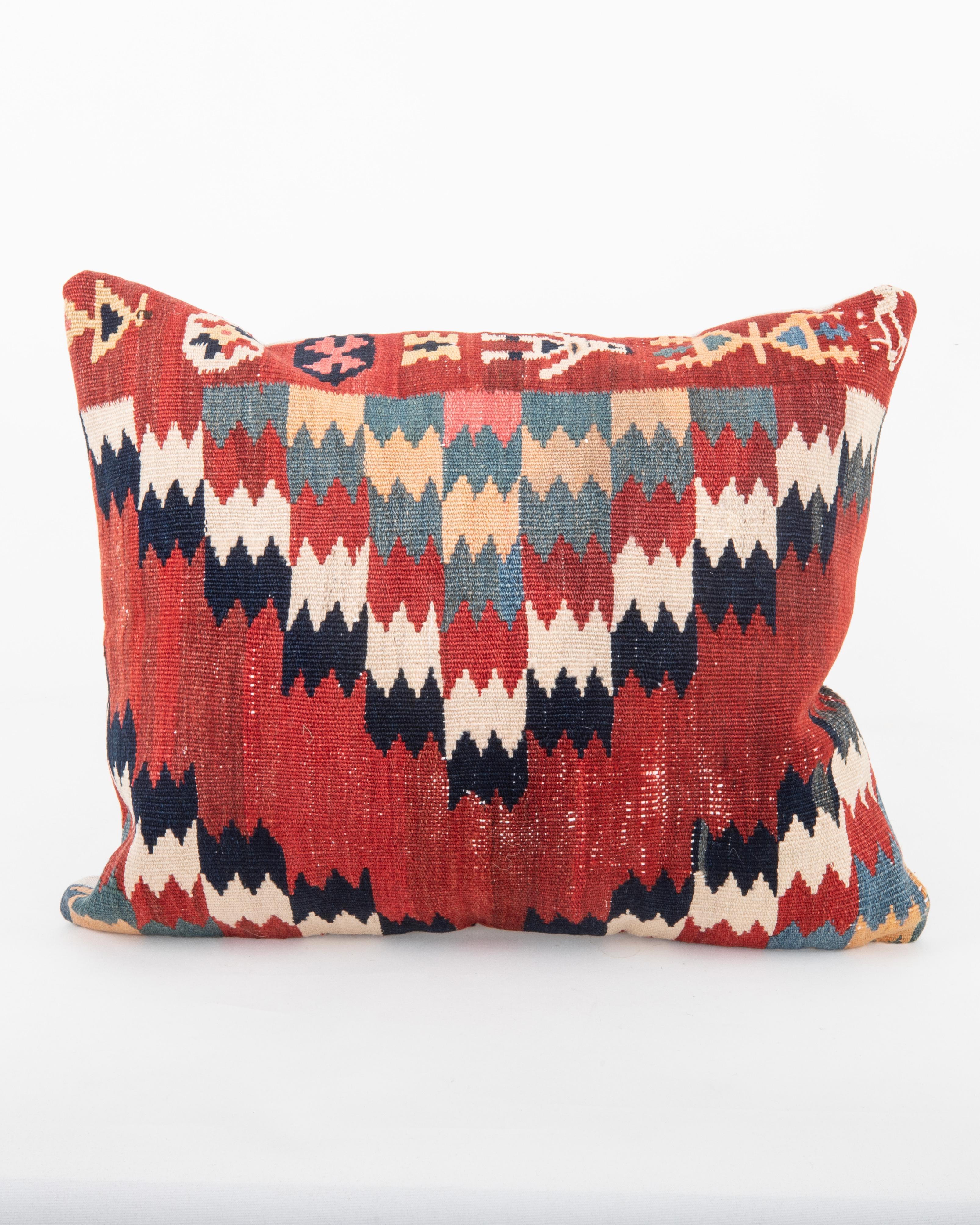 It does not come with an insert.
Linen in the back.
Zipper Closure.
Dry Cleaning recommended.
