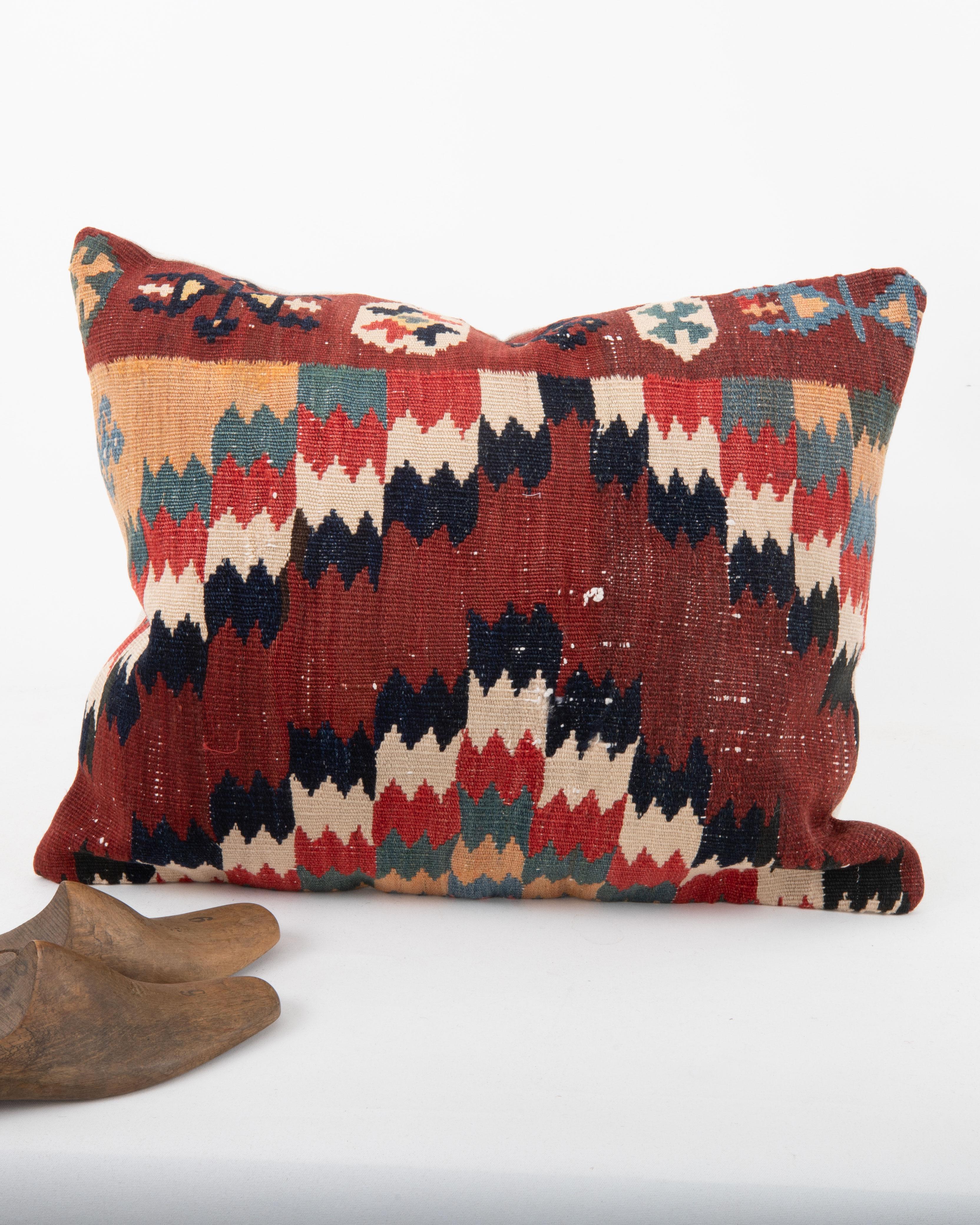 Tessuto a mano Federa ricavata da un kilim del XIX secolo. Azarbaijan, XIX secolo. in vendita