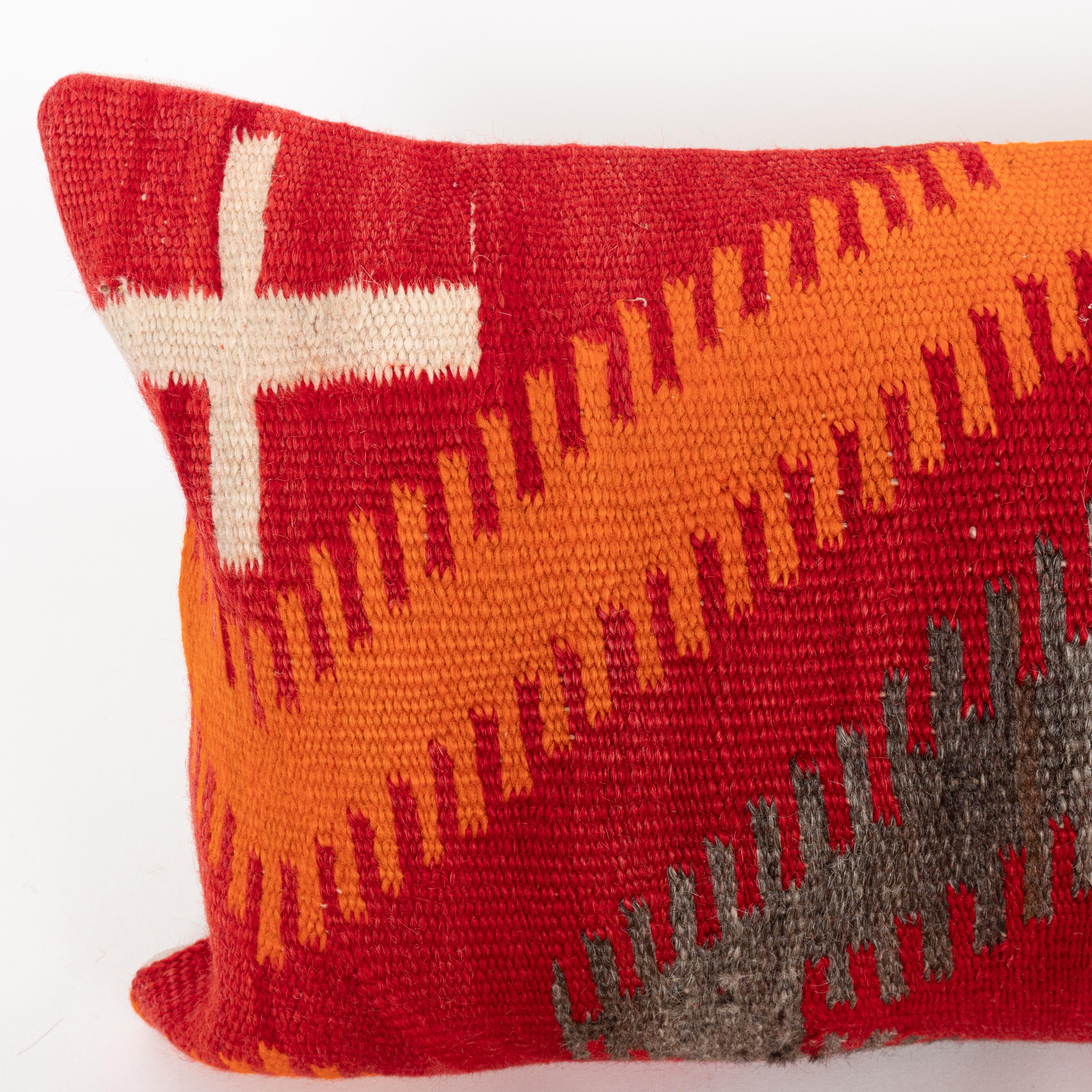 Tissé à la main Coussin fabriqué à partir d'un tissage Navajo du 20e siècle en vente