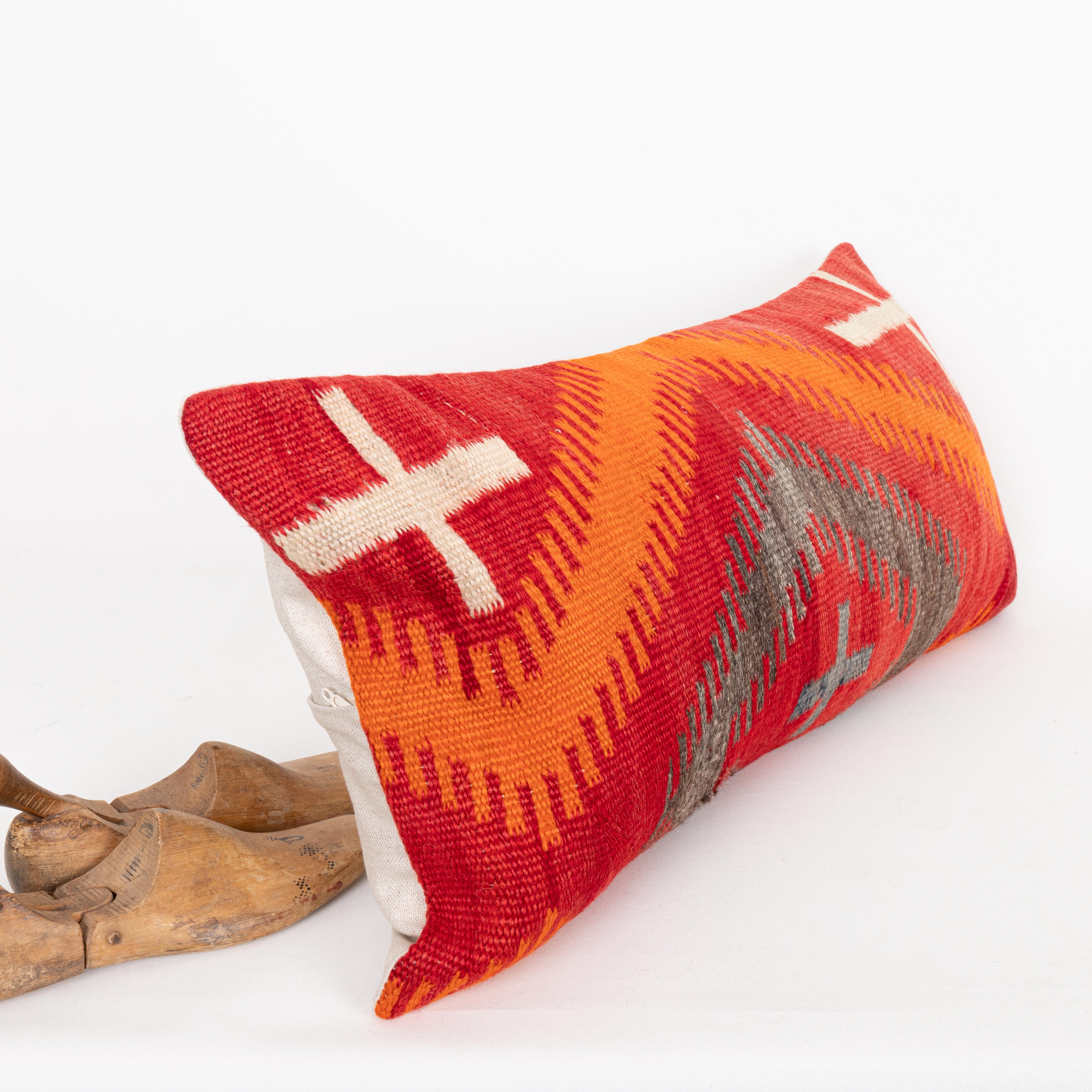 Coussin fabriqué à partir d'un tissage Navajo du 20e siècle État moyen - En vente à Istanbul, TR