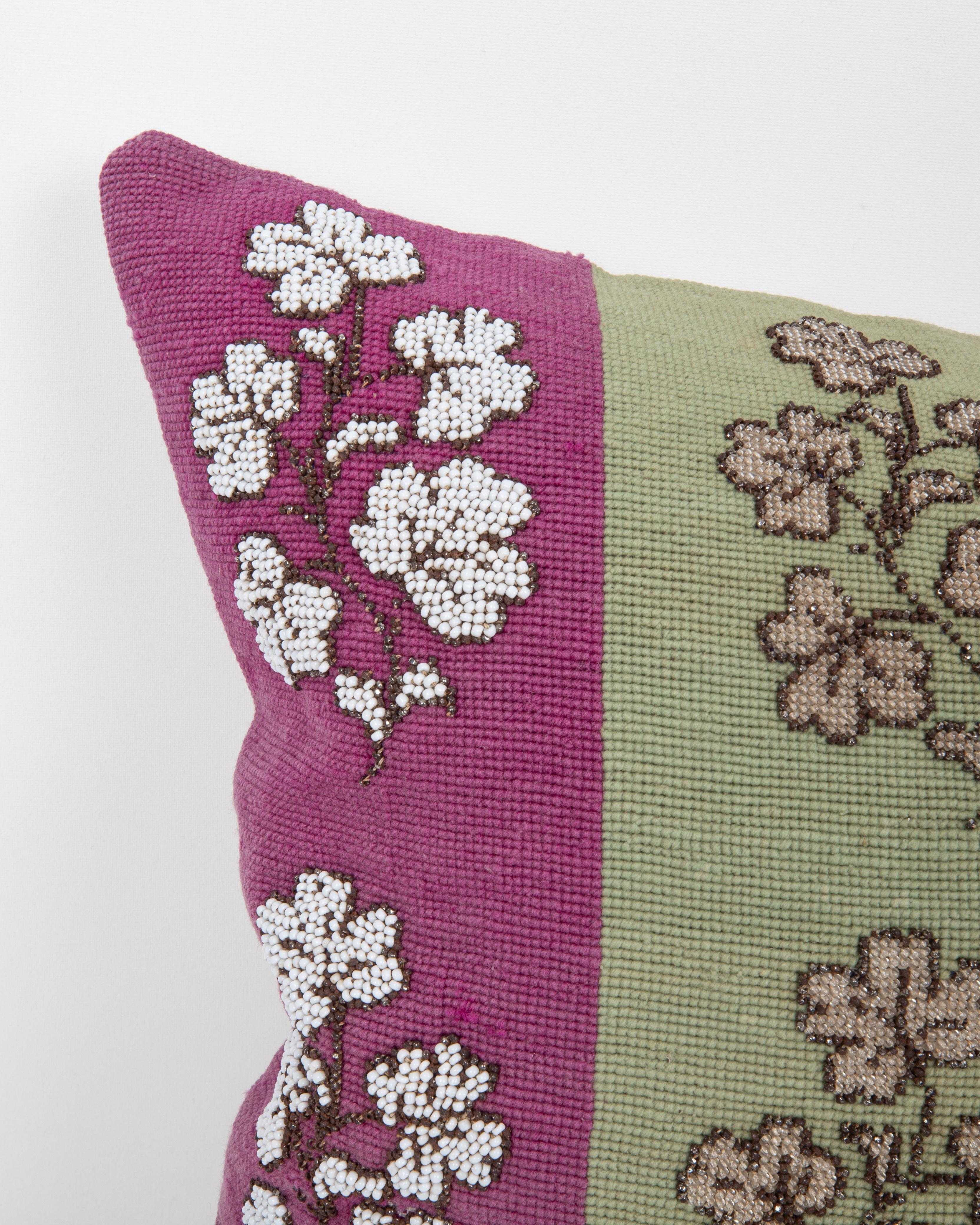 Funda de almohada confeccionada a partir de un antiguo bordado europeo en punto de cruz y abalorios Arte popular en venta