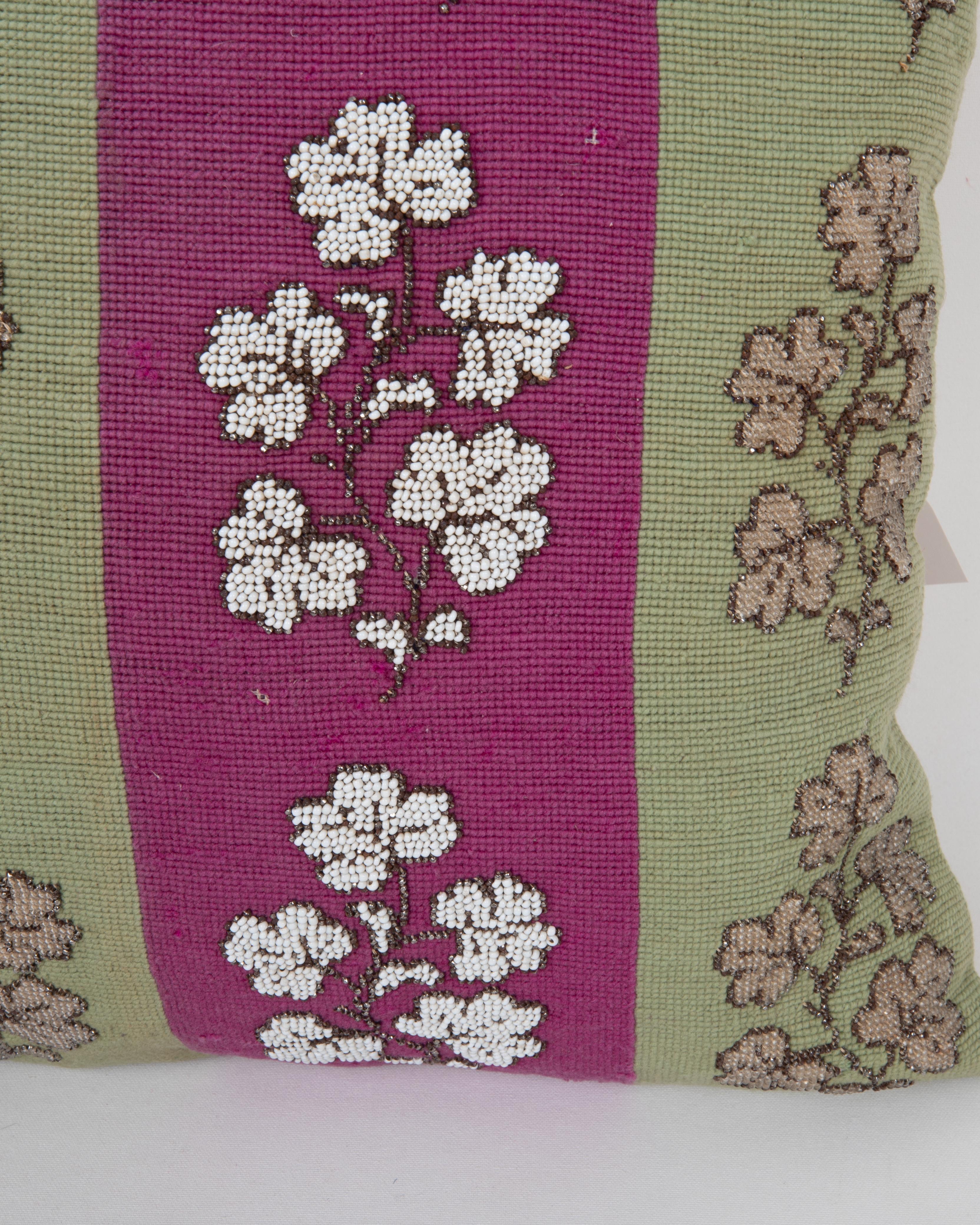 Funda de almohada confeccionada a partir de un antiguo bordado europeo en punto de cruz y abalorios Inglés en venta