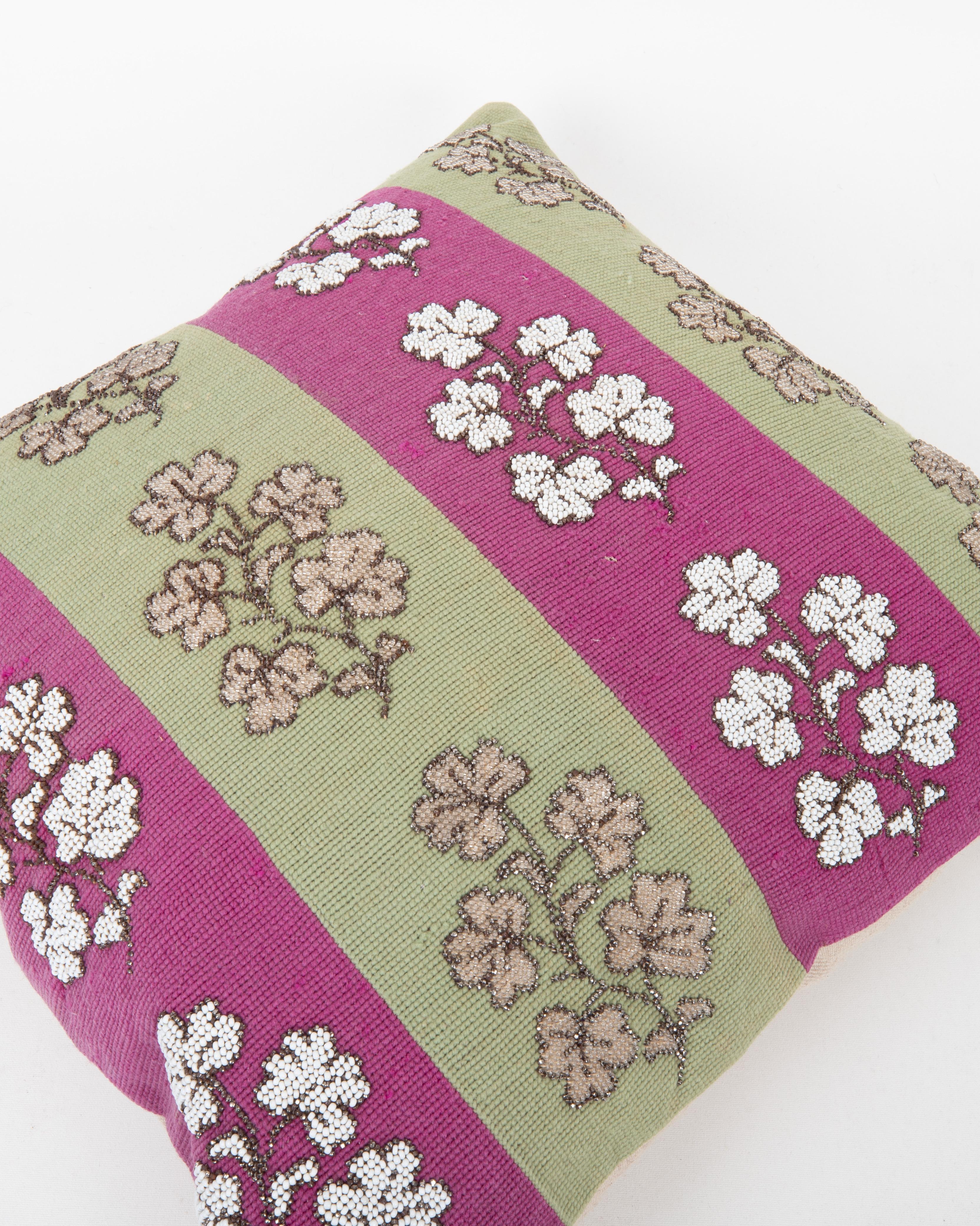 Funda de almohada confeccionada a partir de un antiguo bordado europeo en punto de cruz y abalorios Bordado en venta