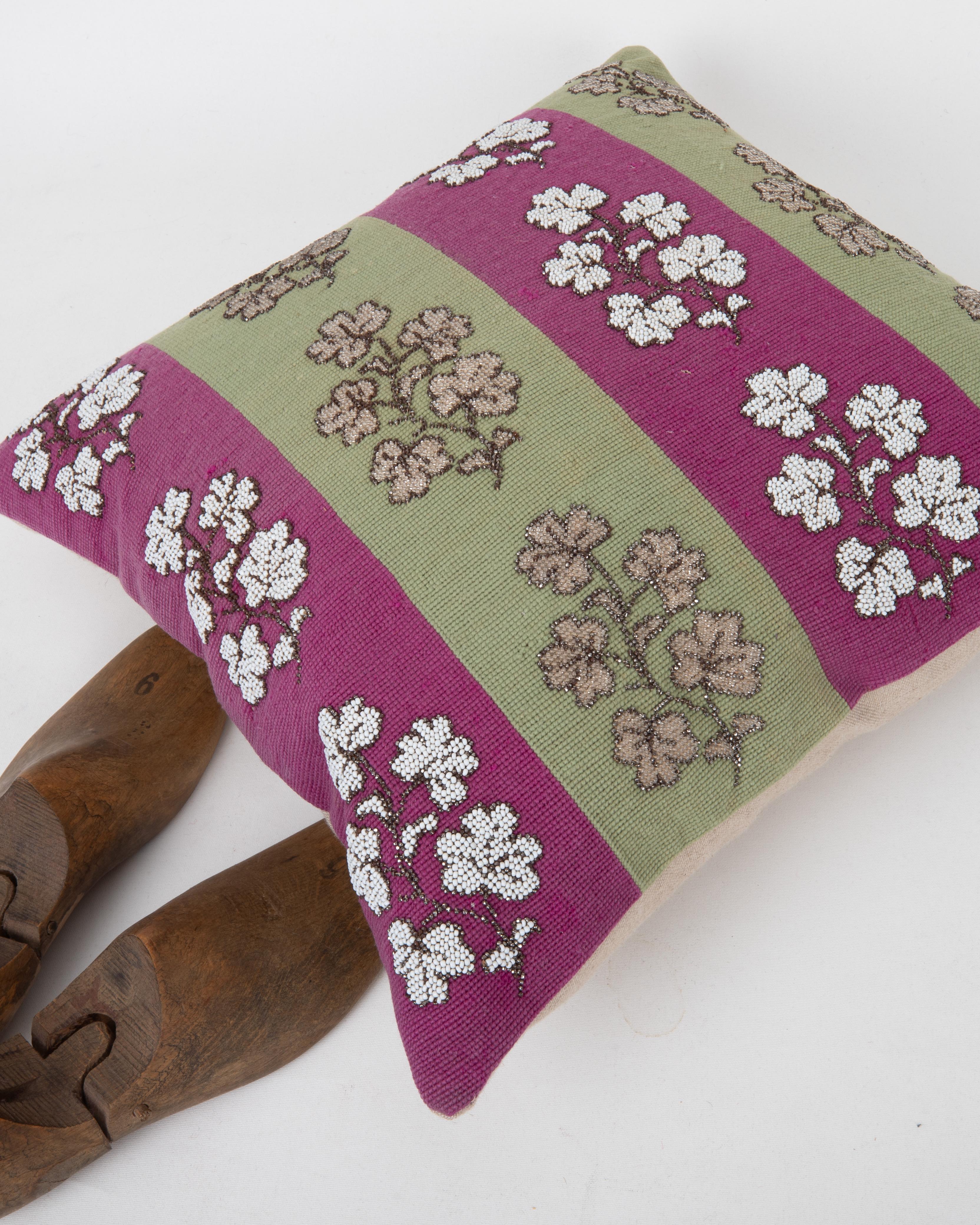 Funda de almohada confeccionada a partir de un antiguo bordado europeo en punto de cruz y abalorios en Bastante bueno estado para la venta en Istanbul, TR