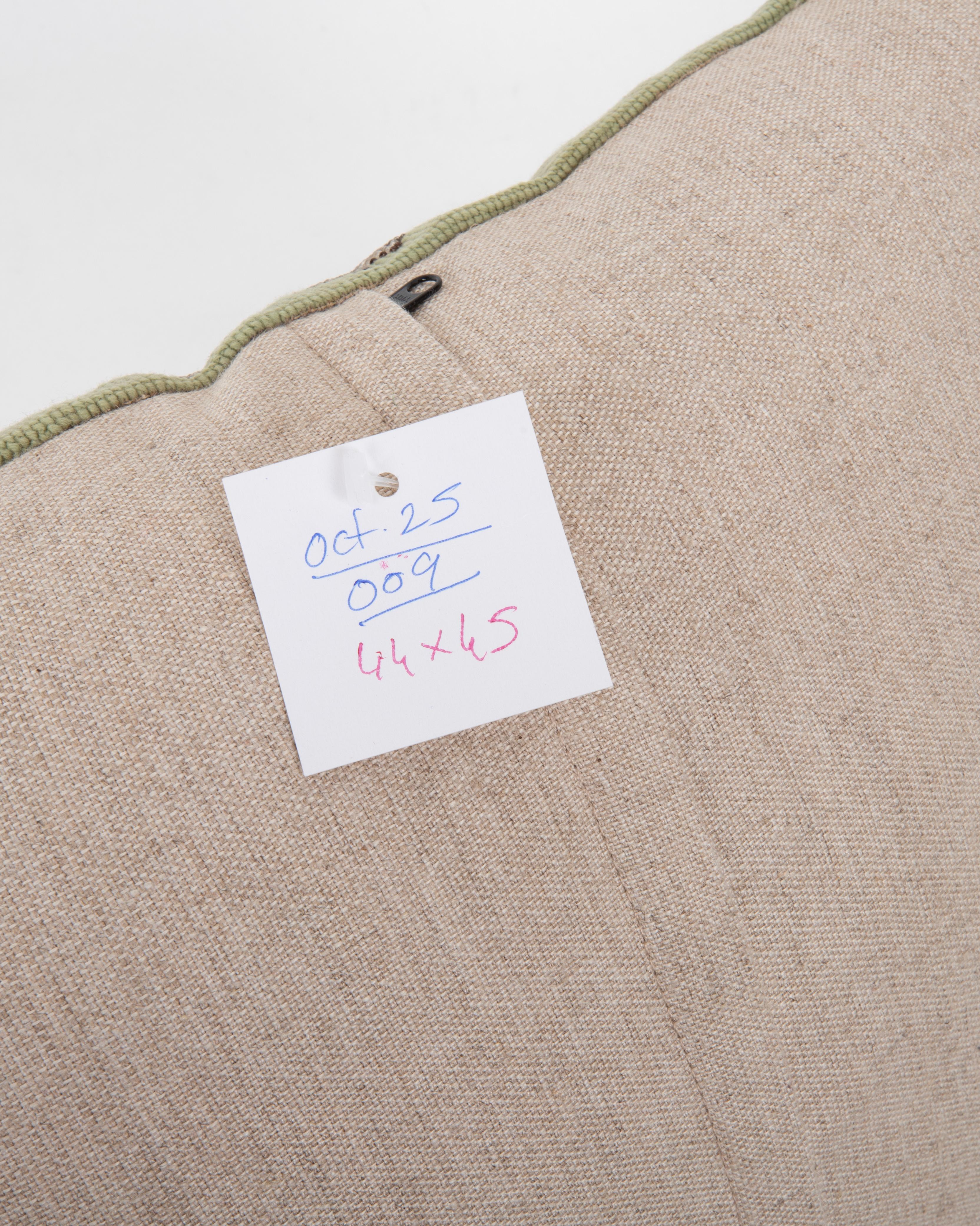 Funda de almohada confeccionada a partir de un antiguo bordado europeo en punto de cruz y abalorios siglo XX en venta