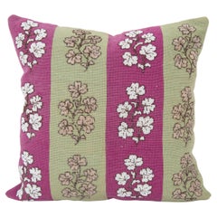 Funda de almohada confeccionada a partir de un antiguo bordado europeo en punto de cruz y abalorios