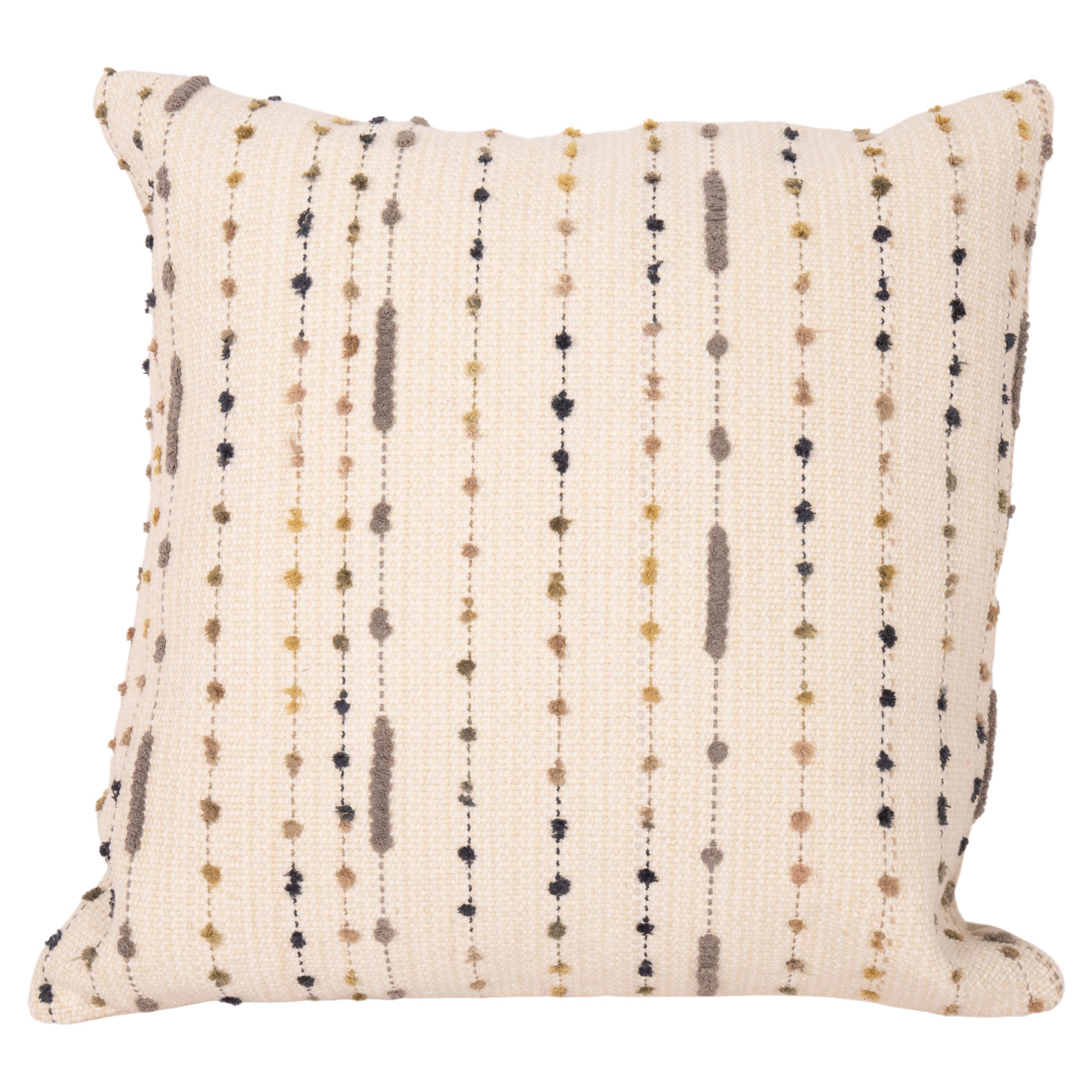 Coussin d'oreiller fabriqué à partir d'un Kilim en coton contemporain en vente